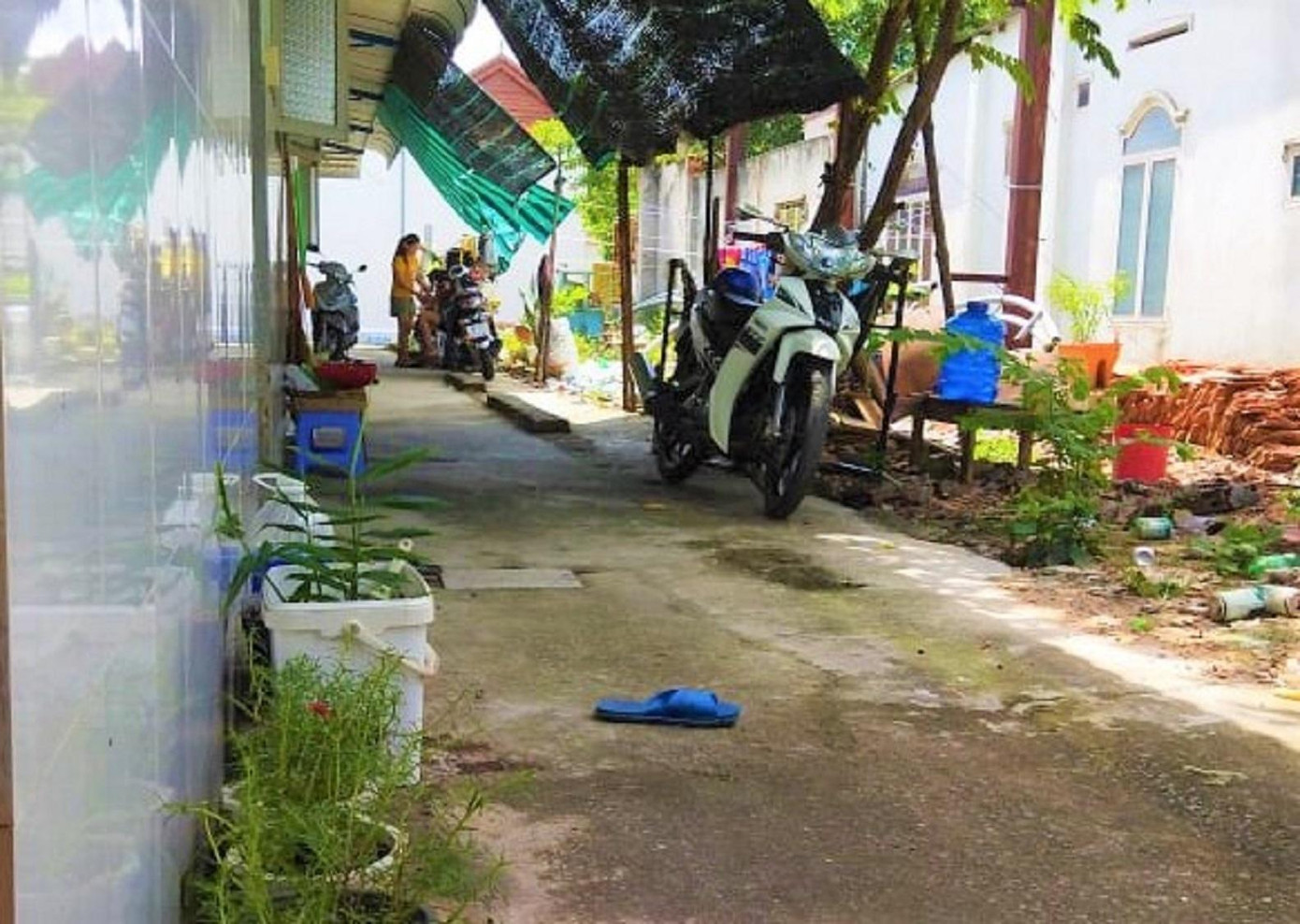 Dãy trọ đóng cửa im lìm Dãy trọ đóng cửa im lìm