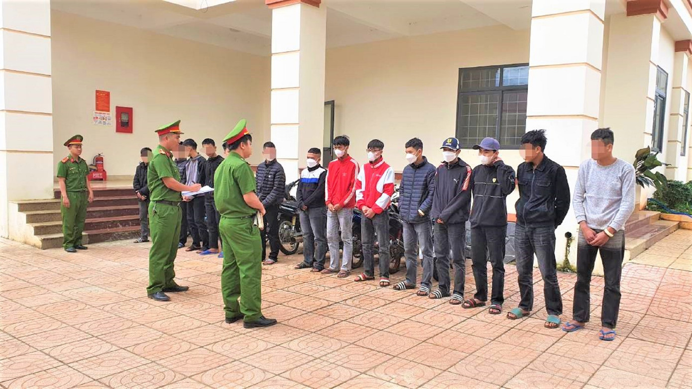 Công an làm việc với nhóm thanh thiếu niên