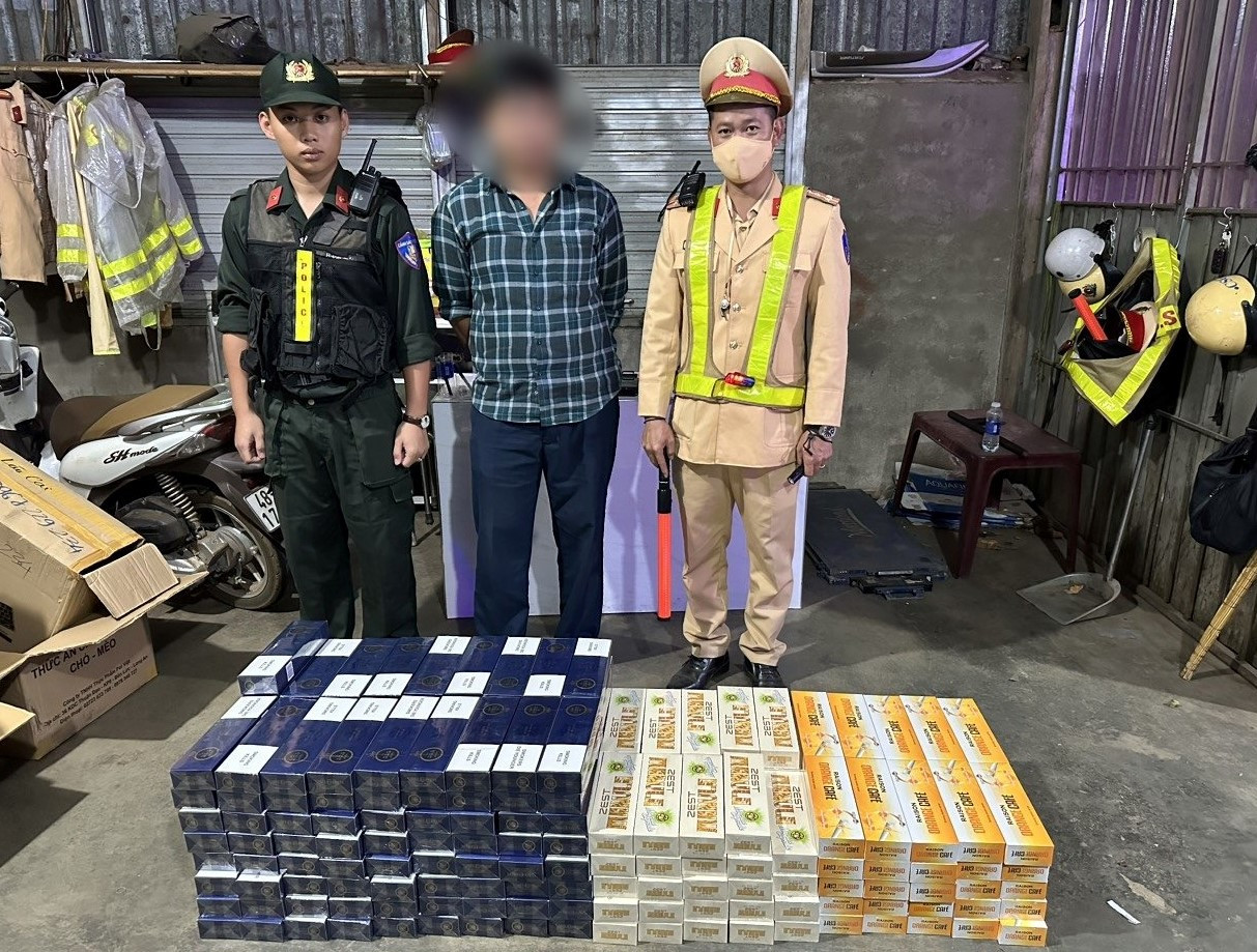 Lái xe Phan Văn C. cùng tang vật Lái xe Phan Văn C. cùng tang vật