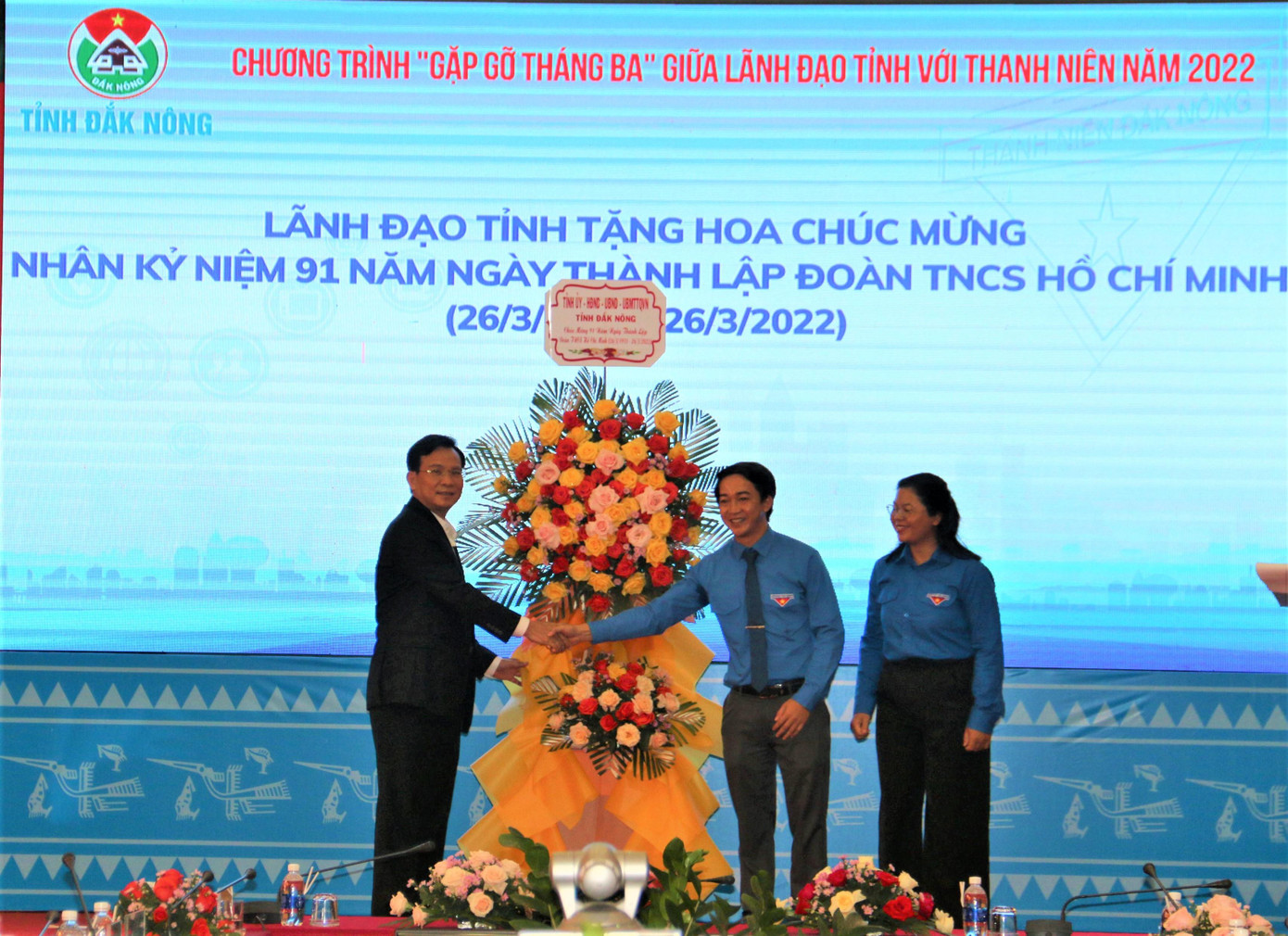 Ông Hồ Văn Mười- Chủ tịch UBND tỉnh Đắk Nông tặng hoa cho ban Thường vụ Tỉnh đoàn