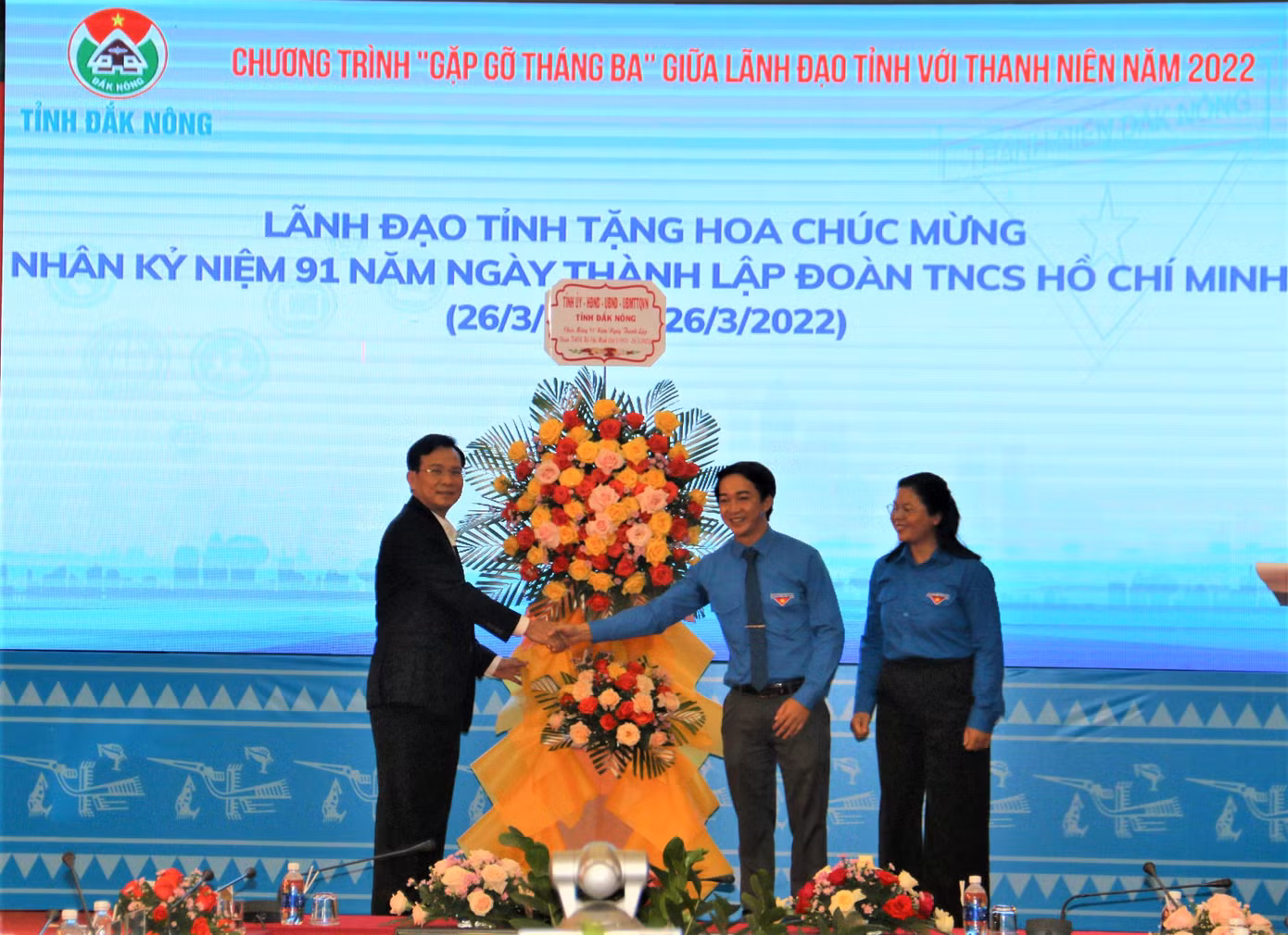 Ông Hồ Văn Mười- Chủ tịch UBND tỉnh Đắk Nông tặng hoa cho ban Thường vụ Tỉnh đoàn