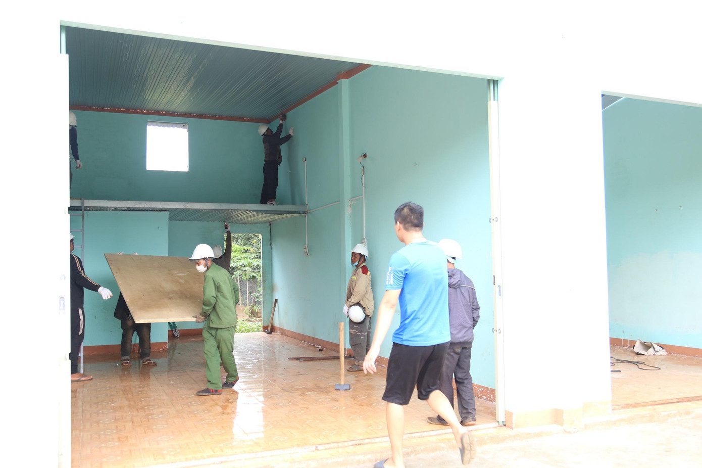 Nhiều hộ dân chủ động di dời các vật dụng sinh hoạt của gia đình, chấp hành quyết định cưỡng chế Nhiều hộ dân chủ động di dời các vật dụng sinh hoạt của gia đình, chấp hành quyết định cưỡng chế