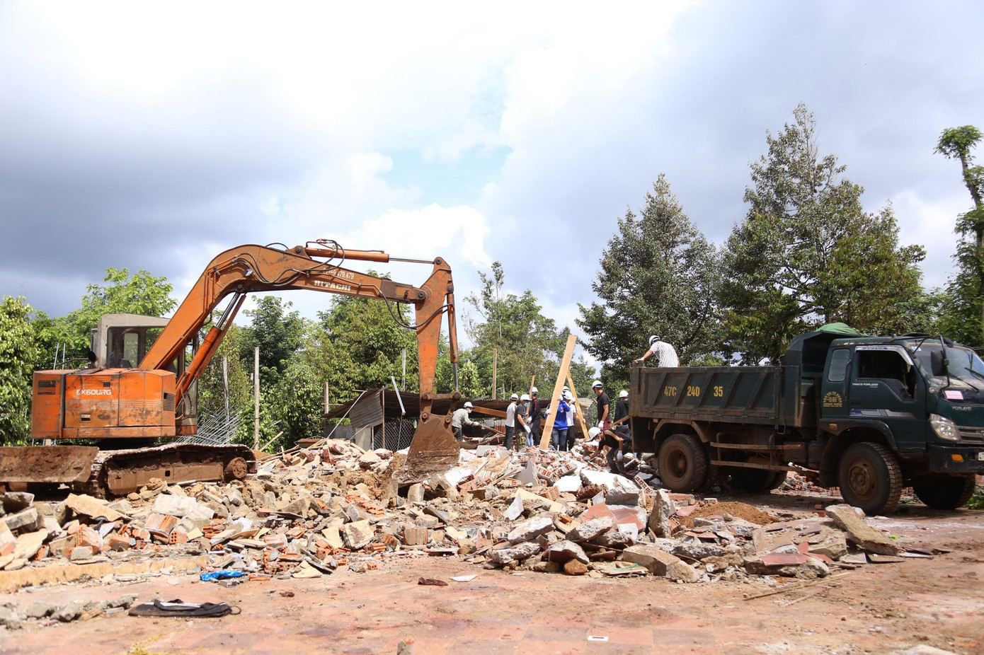 Hiện trường vụ cưỡng chế các công trình trái phép Hiện trường vụ cưỡng chế các công trình trái phép