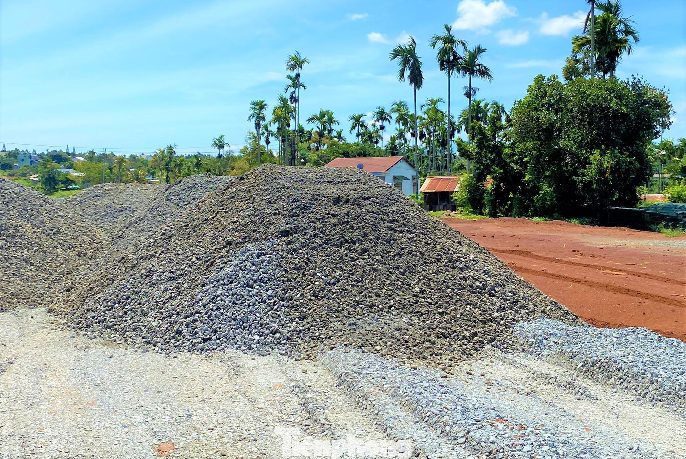 "Núi đá" ngổn ngang trên đường "Núi đá" ngổn ngang trên đường