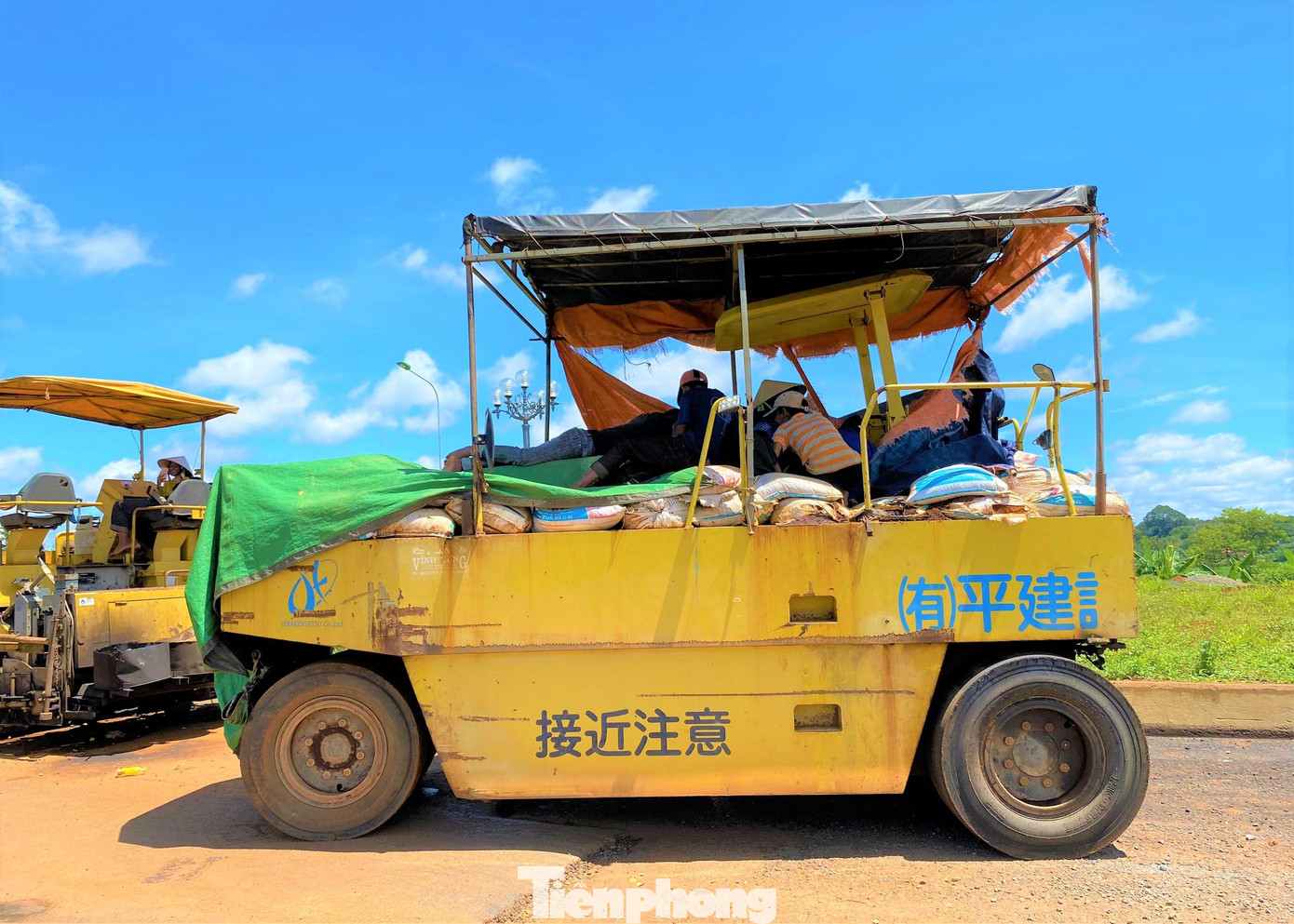 Nhiều em nhỏ chăn bò trèo lên xe trốn nắng Nhiều em nhỏ chăn bò trèo lên xe trốn nắng