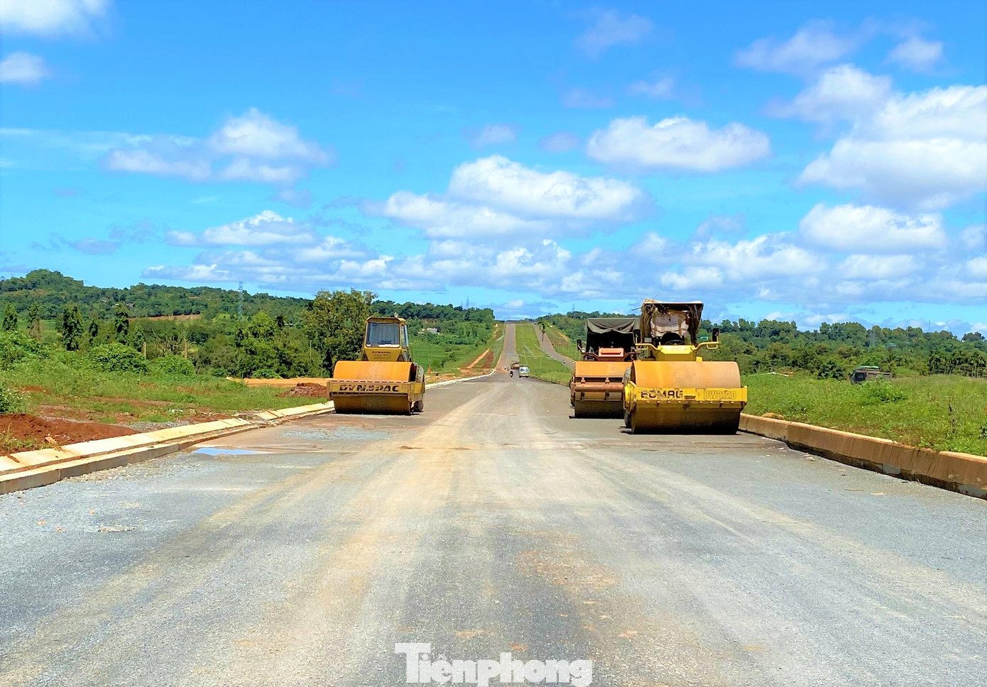 Nhiều chiếc xe lu nằm bất động trên đường giữa ban ngày Nhiều chiếc xe lu nằm bất động trên đường giữa ban ngày