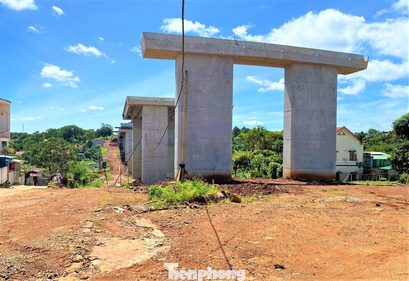 Cây cầu vượt nằm trên trục đường của dự án chưa được thi công xong Cây cầu vượt nằm trên trục đường của dự án chưa được thi công xong