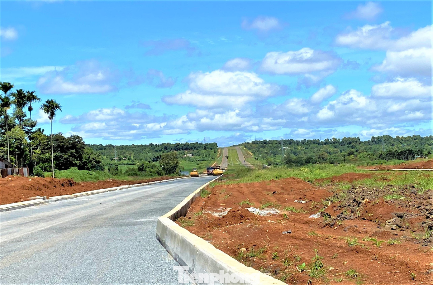 Nhiều vị trí của Dự án Đường Đông Tây thành phố Buôn Ma Thuột chưa thi công xong Nhiều vị trí của Dự án Đường Đông Tây thành phố Buôn Ma Thuột chưa thi công xong