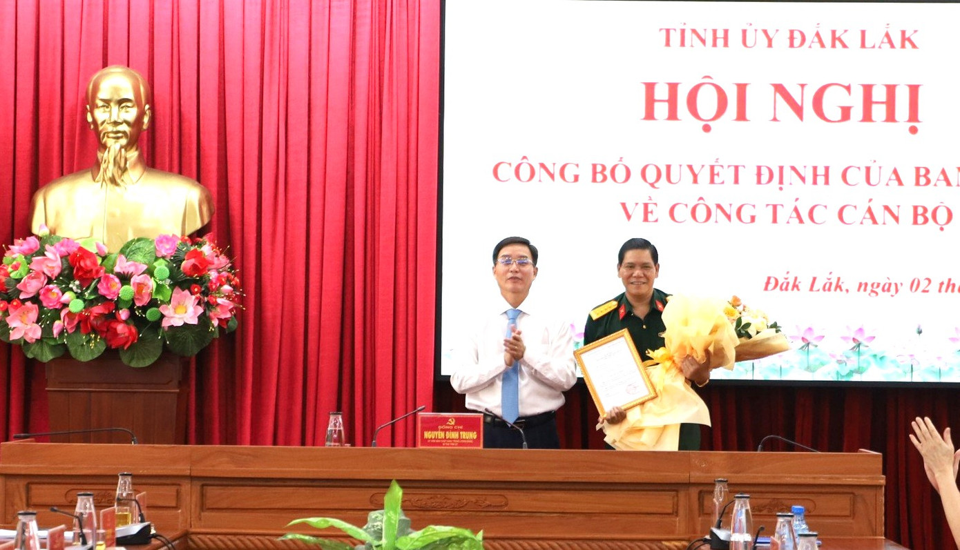 Ông Nguyễn Đình Trung - Ủy viên Trung ương Đảng, Bí thư Tỉnh ủy Đắk Lắk, trao quyết định của Ban Bí thư Trung ương Đảng cho Đại tá Niê Ta. Ông Nguyễn Đình Trung - Ủy viên Trung ương Đảng, Bí thư Tỉnh ủy Đắk Lắk, trao quyết định của Ban Bí thư Trung ương Đảng cho Đại tá Niê Ta.