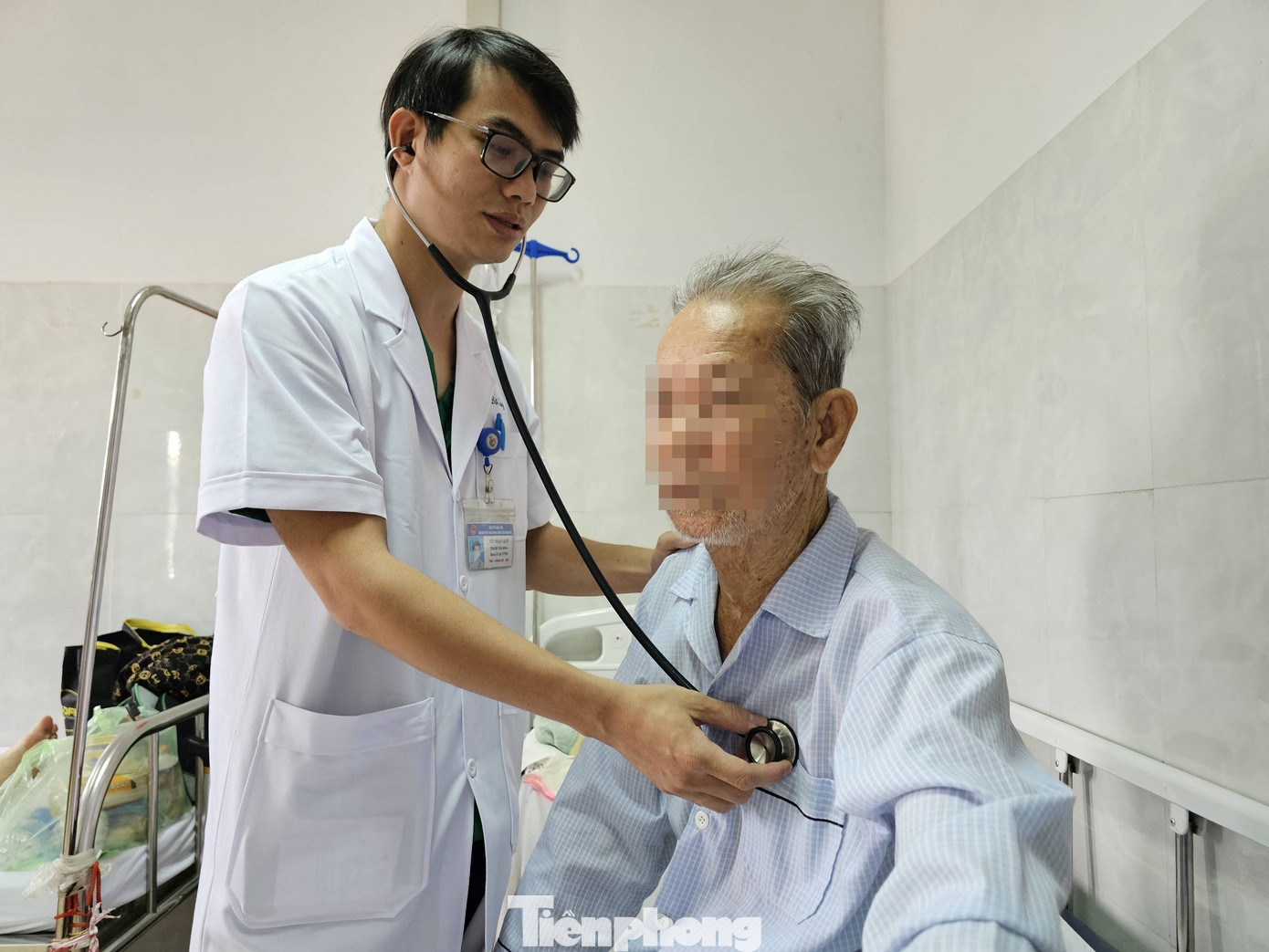 Bác sĩ Cù Nhật Quý thăm khám bệnh nhân B.C.K. Bác sĩ Cù Nhật Quý thăm khám bệnh nhân B.C.K.