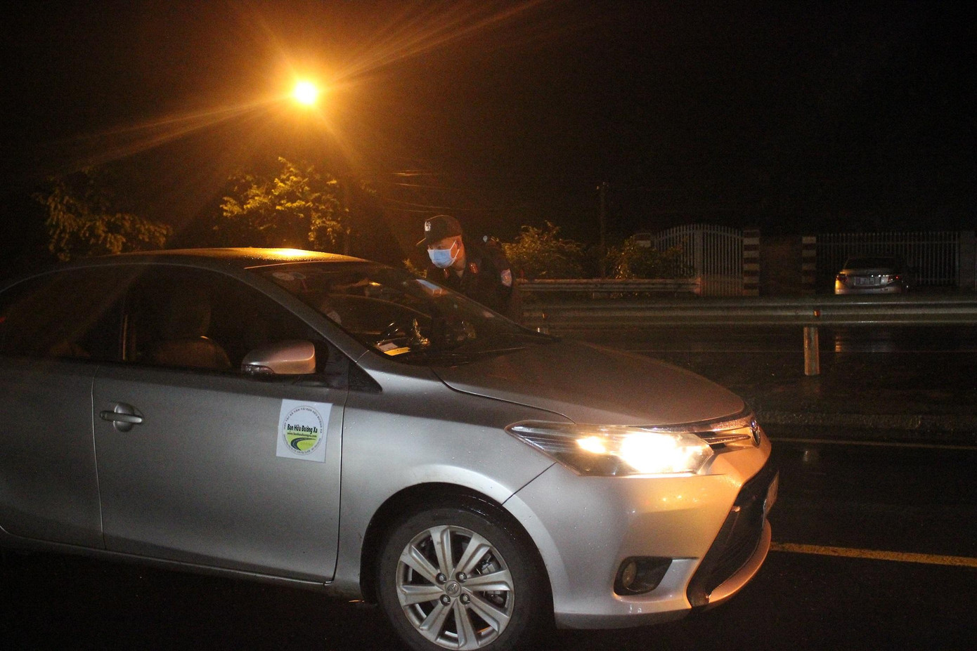 Cảnh sát cơ động hướng dẫn người dân vào khai báo y tế Cảnh sát cơ động hướng dẫn người dân vào khai báo y tế