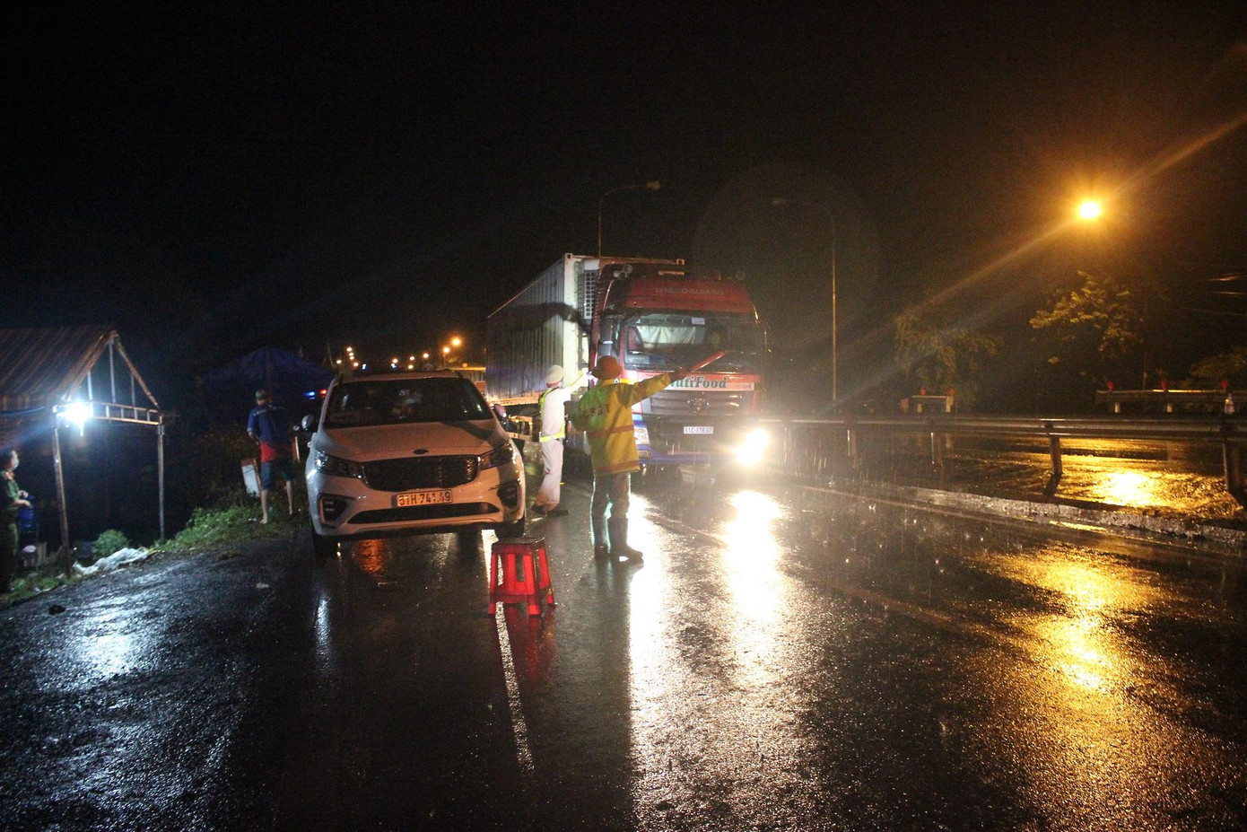 Anh Trung cùng đồng đội phân luồng giao thông Anh Trung cùng đồng đội phân luồng giao thông