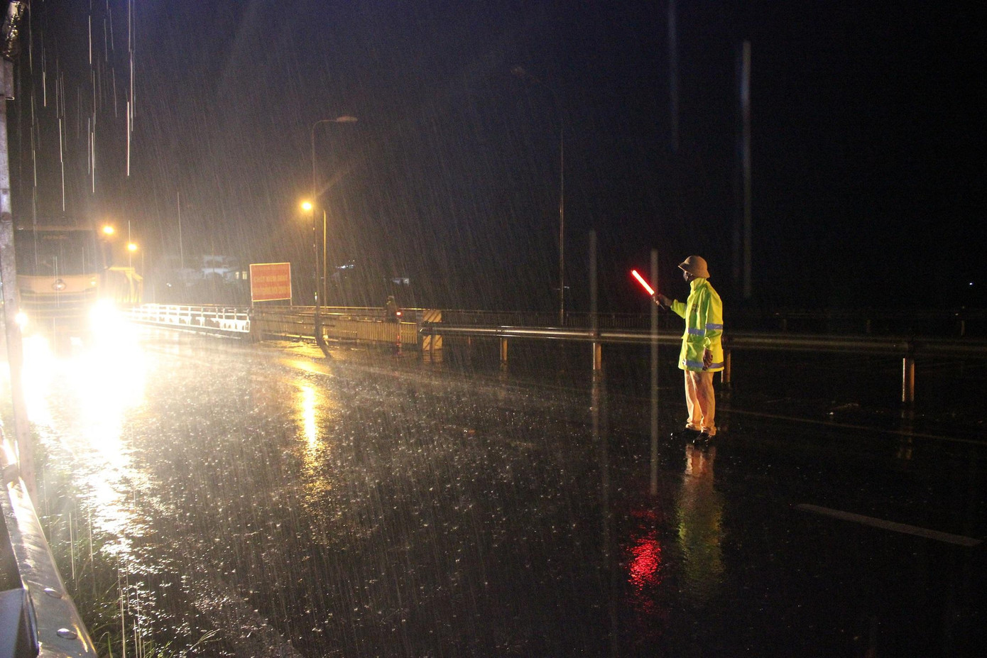 Trung tá Thái Văn Trung ra hiệu cho các phương tiện dừng xe, vào khai báo y tế Trung tá Thái Văn Trung ra hiệu cho các phương tiện dừng xe, vào khai báo y tế