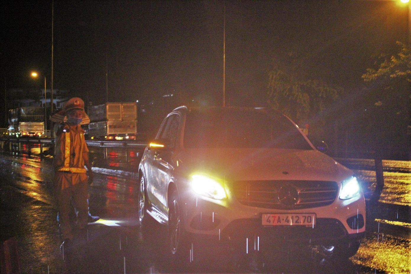 Một cán bộ cảnh sát giao thông làm nhiệm vụ tại chốt Hòa Phú Một cán bộ cảnh sát giao thông làm nhiệm vụ tại chốt Hòa Phú