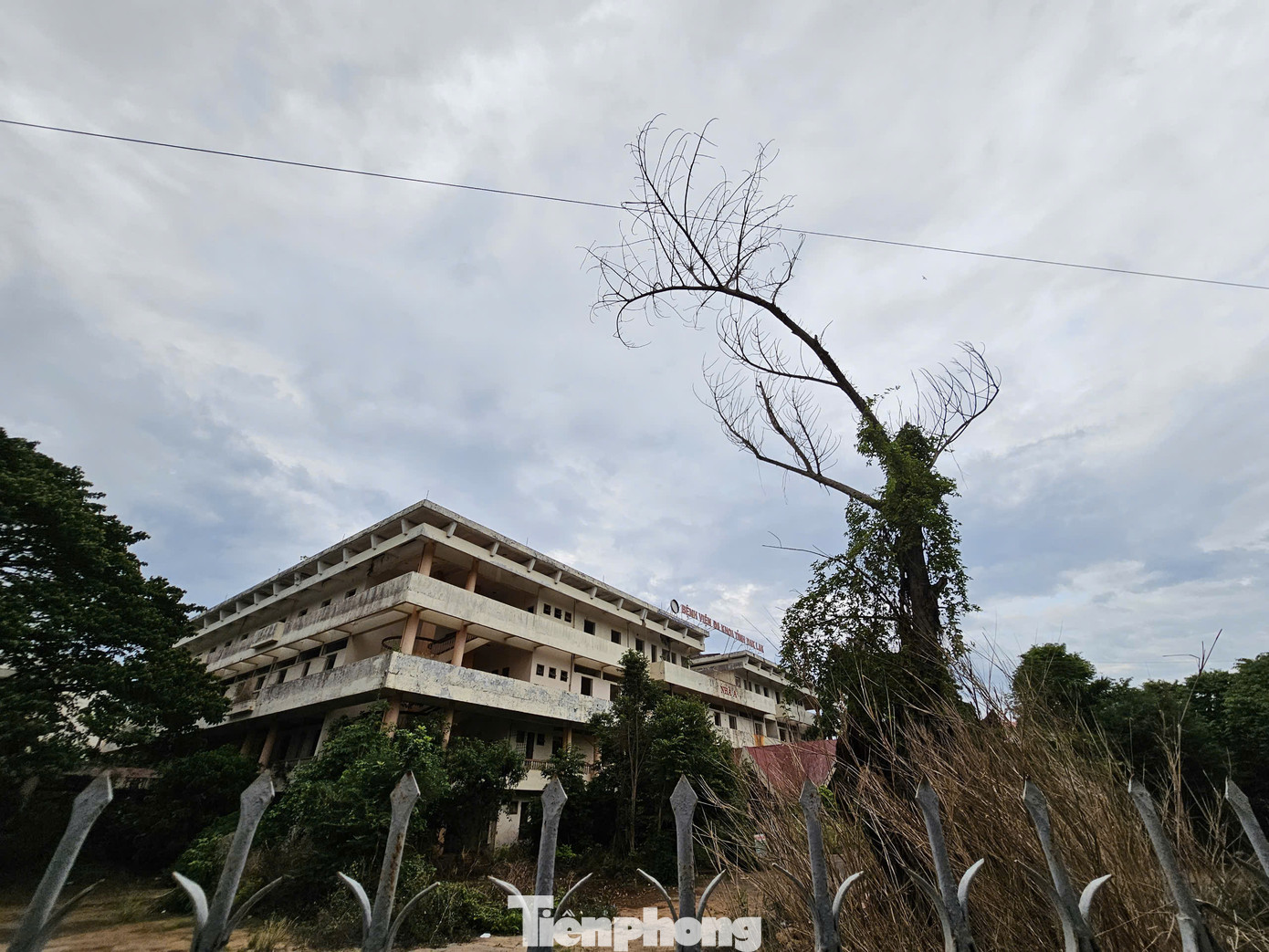 Nhìn từ xa, dãy nhà lớn của bệnh viện cũ đã bị bay màu theo thời gian.