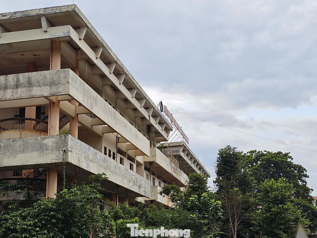 Khu nhà lộ rõ sự xuống cấp.