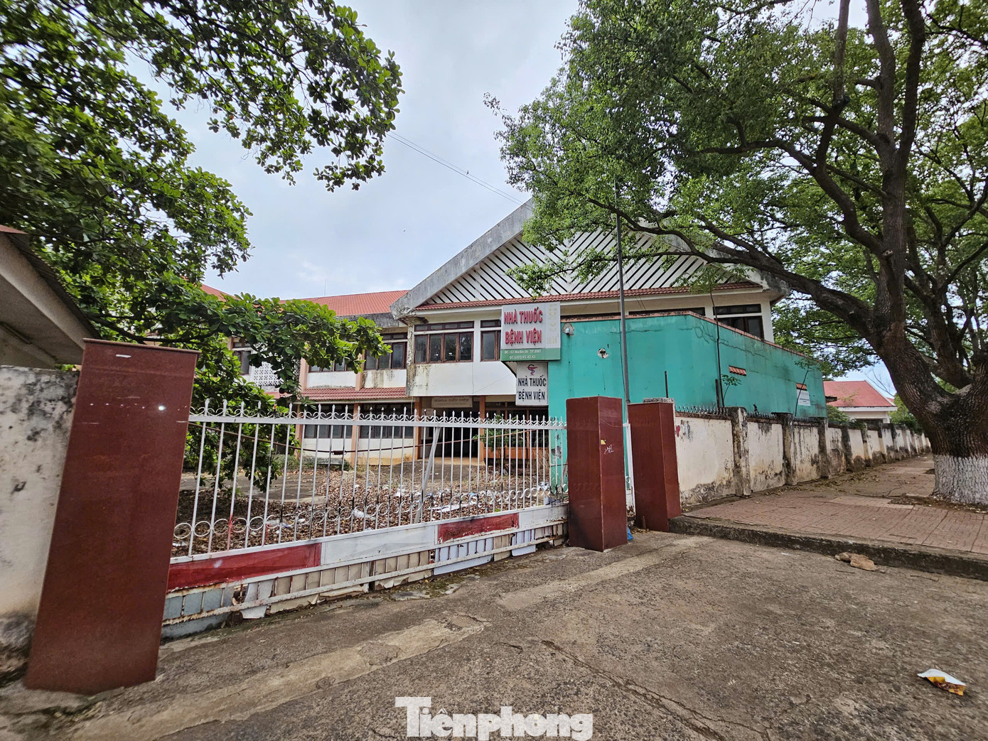 Cổng phụ của bệnh viện, từng một thời đông đúc người ra vào.