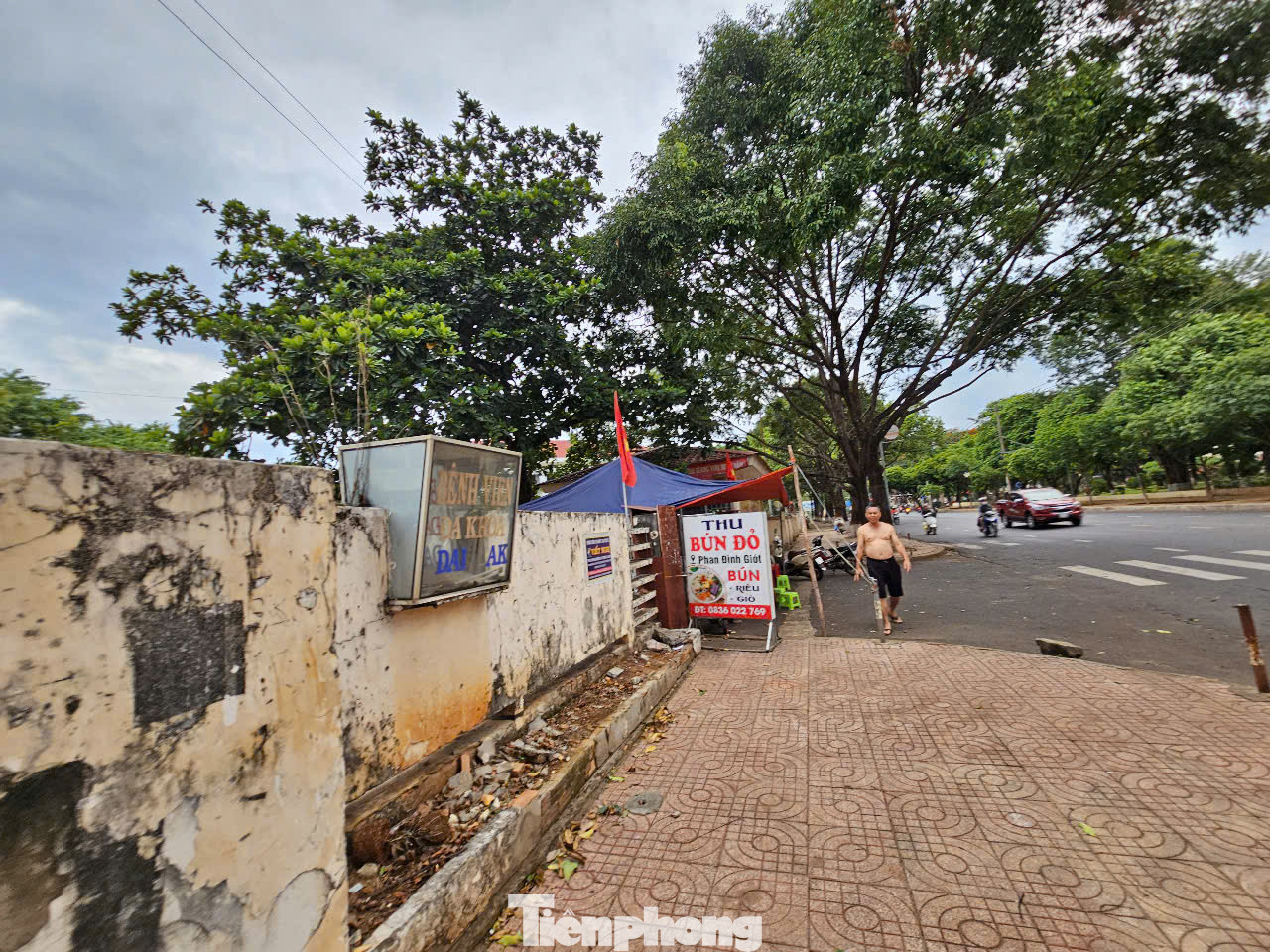 Cổng chính của khu bệnh viện từng trở thành nơi bán bún.