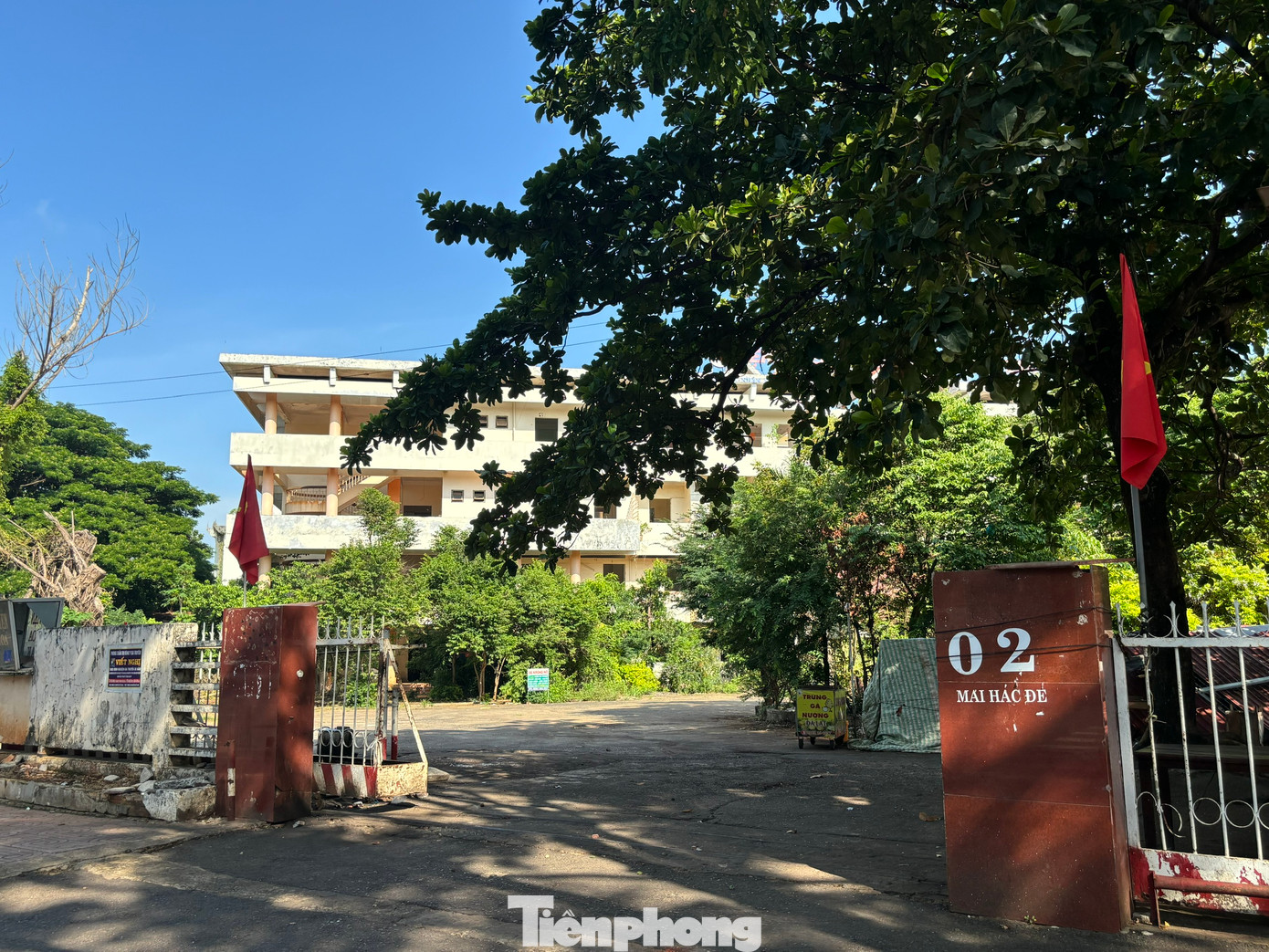 Cổng chính vào khu "đất vàng".