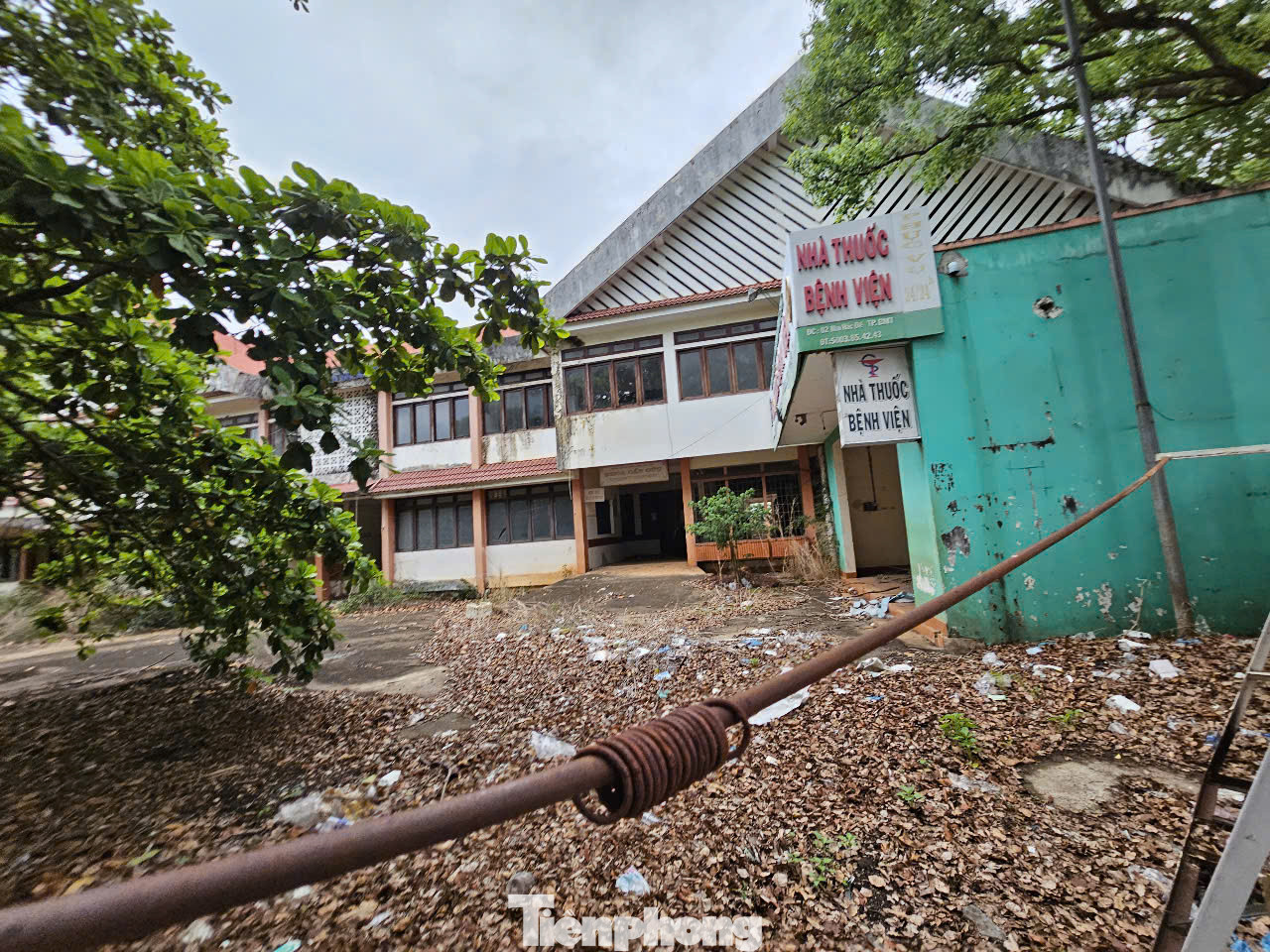 Cảnh hoang vắng của bệnh viện cũ.