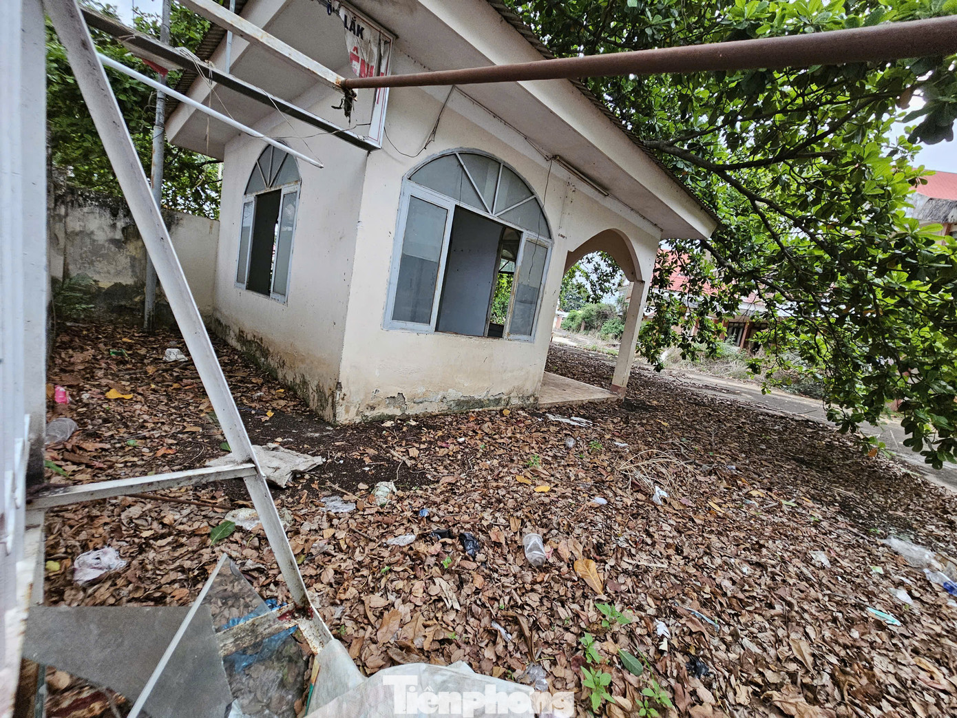 Bên trong bệnh viện cũ với đủ loại rác.