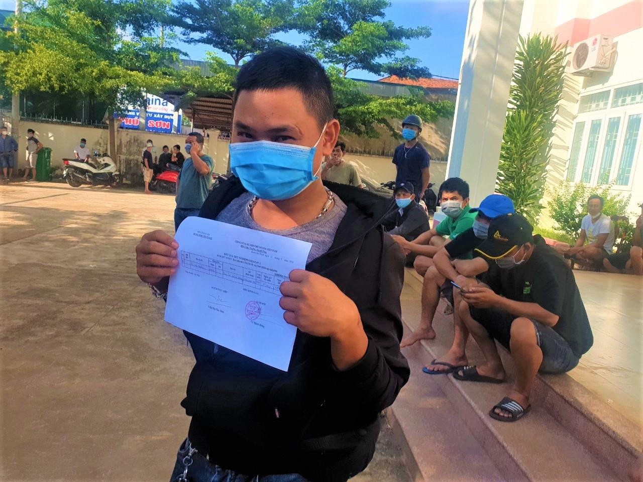 Một tài xế vui mừng khi nhận kết quả âm tính với SARS-CoV-2 Một tài xế vui mừng khi nhận kết quả âm tính với SARS-CoV-2