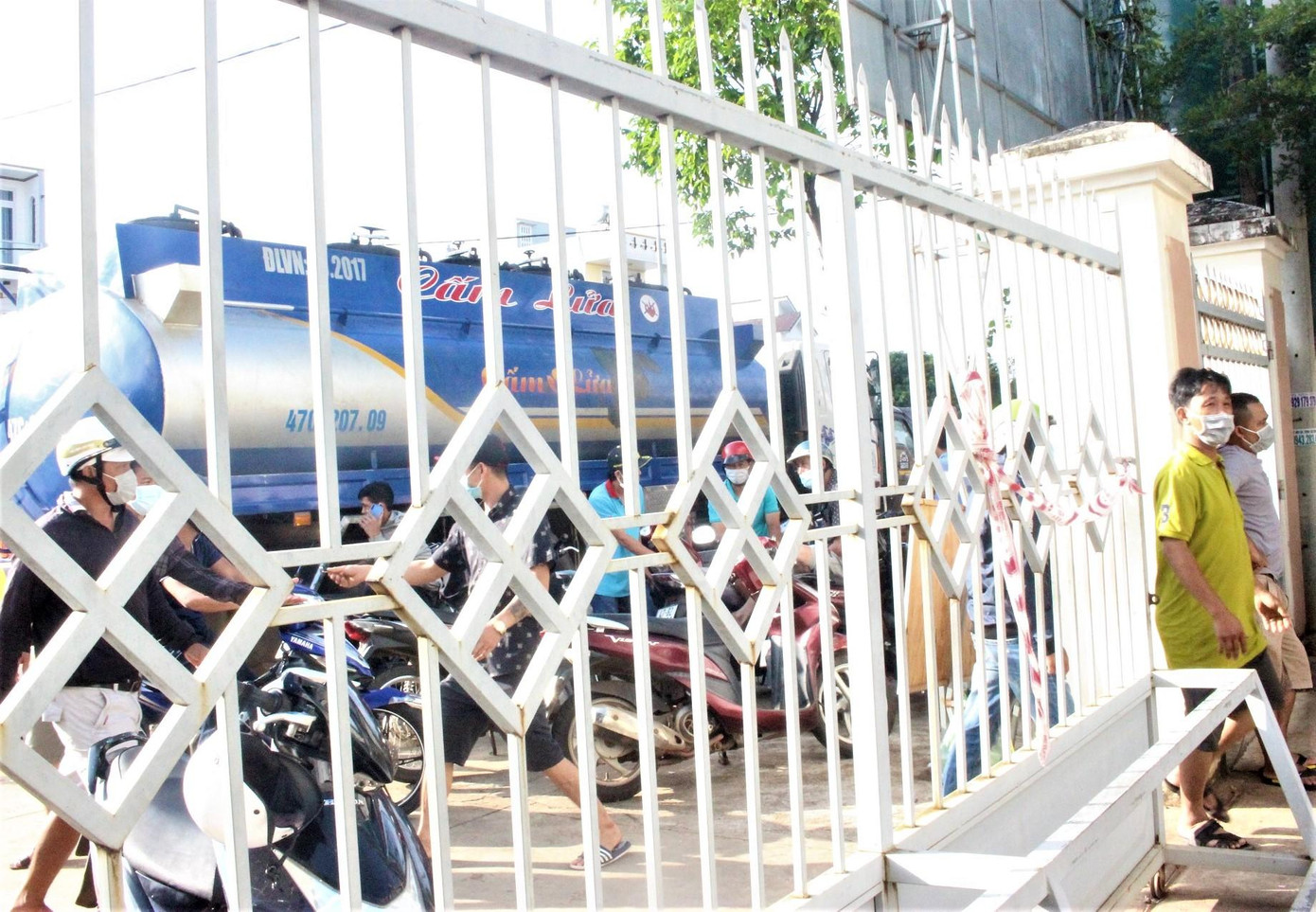 Nhiều người đứng ngoài cổng trung tâm mong được đăng ký xét nghiệm Nhiều người đứng ngoài cổng trung tâm mong được đăng ký xét nghiệm