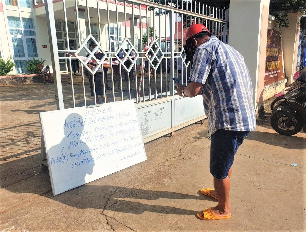 Trung tâm Y tế ra thông báo hết nhận mẫu xét nghiệm trong ngày 11/7 vì hết chỉ tiêu Trung tâm Y tế ra thông báo hết nhận mẫu xét nghiệm trong ngày 11/7 vì hết chỉ tiêu