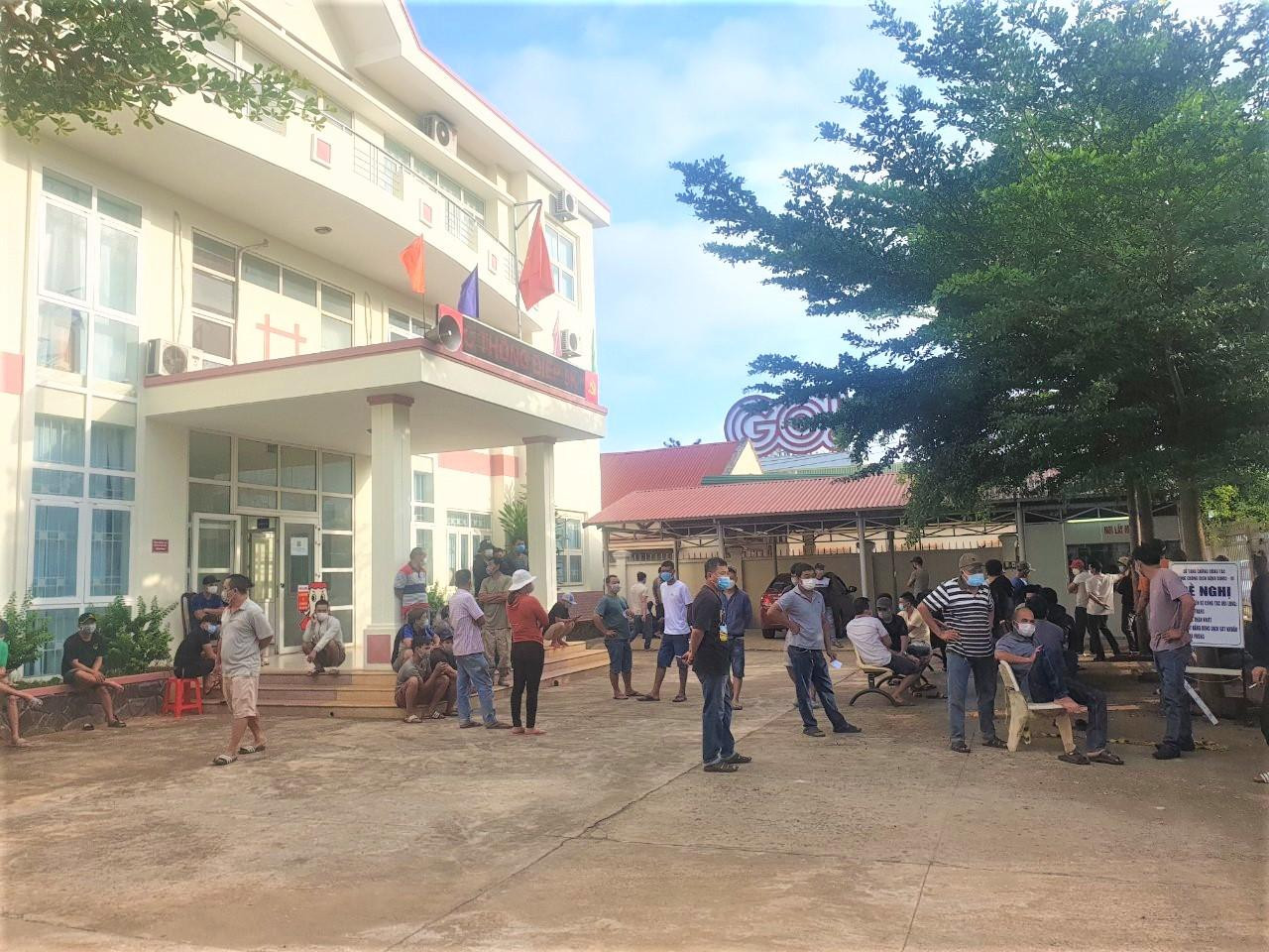 Nhiều người tập trung tại Trung tâm Y tế TP. Buôn Ma Thuột đăng ký xét nghiệm Nhiều người tập trung tại Trung tâm Y tế TP. Buôn Ma Thuột đăng ký xét nghiệm