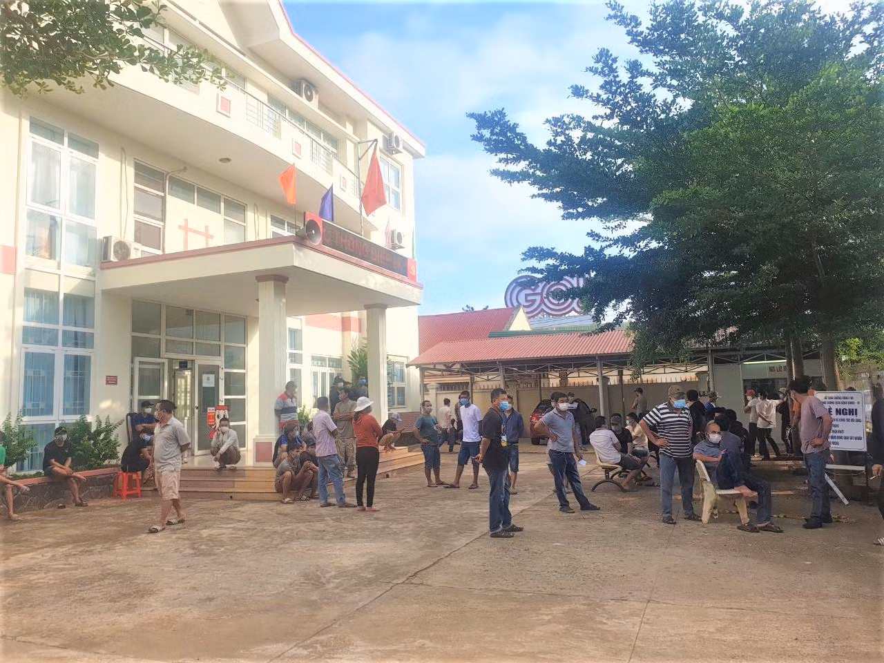 Nhiều người tập trung tại Trung tâm Y tế TP. Buôn Ma Thuột đăng ký xét nghiệm