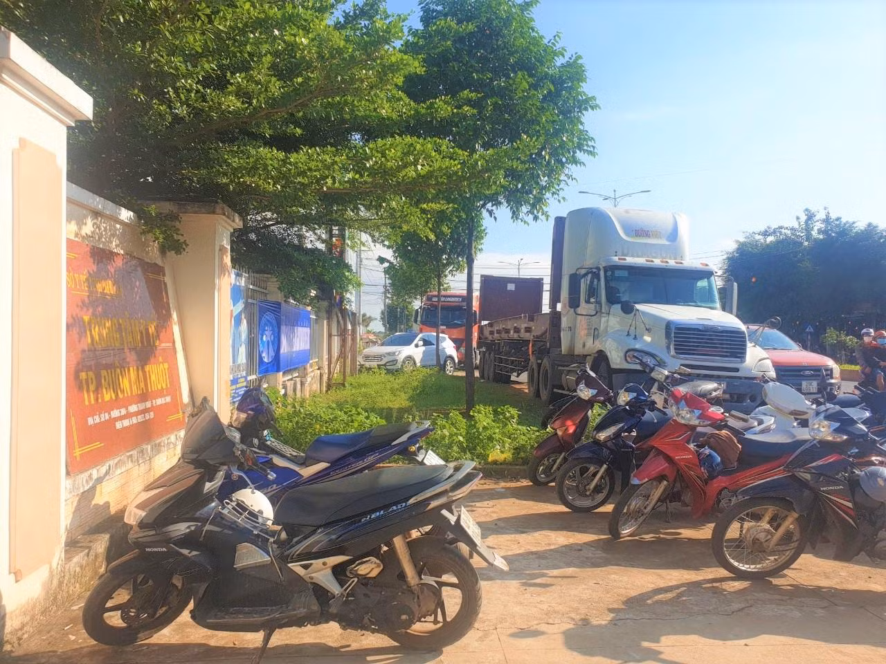 Nhiều phương tiện giao thông đậu kín khu vực Trung tâm Y tế TP. Buôn Ma Thuột