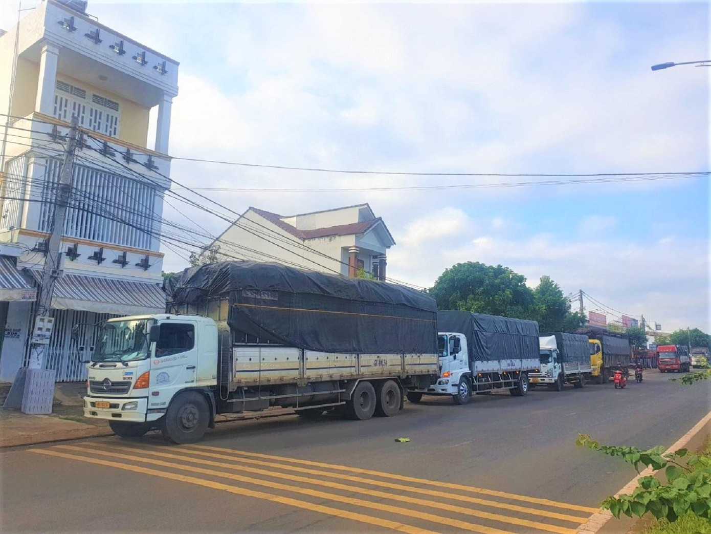 Rất đông phương tiện tập trung tại cơ sở xét nghiệm nhanh vi rút SARS-CoV-2 Rất đông phương tiện tập trung tại cơ sở xét nghiệm nhanh vi rút SARS-CoV-2