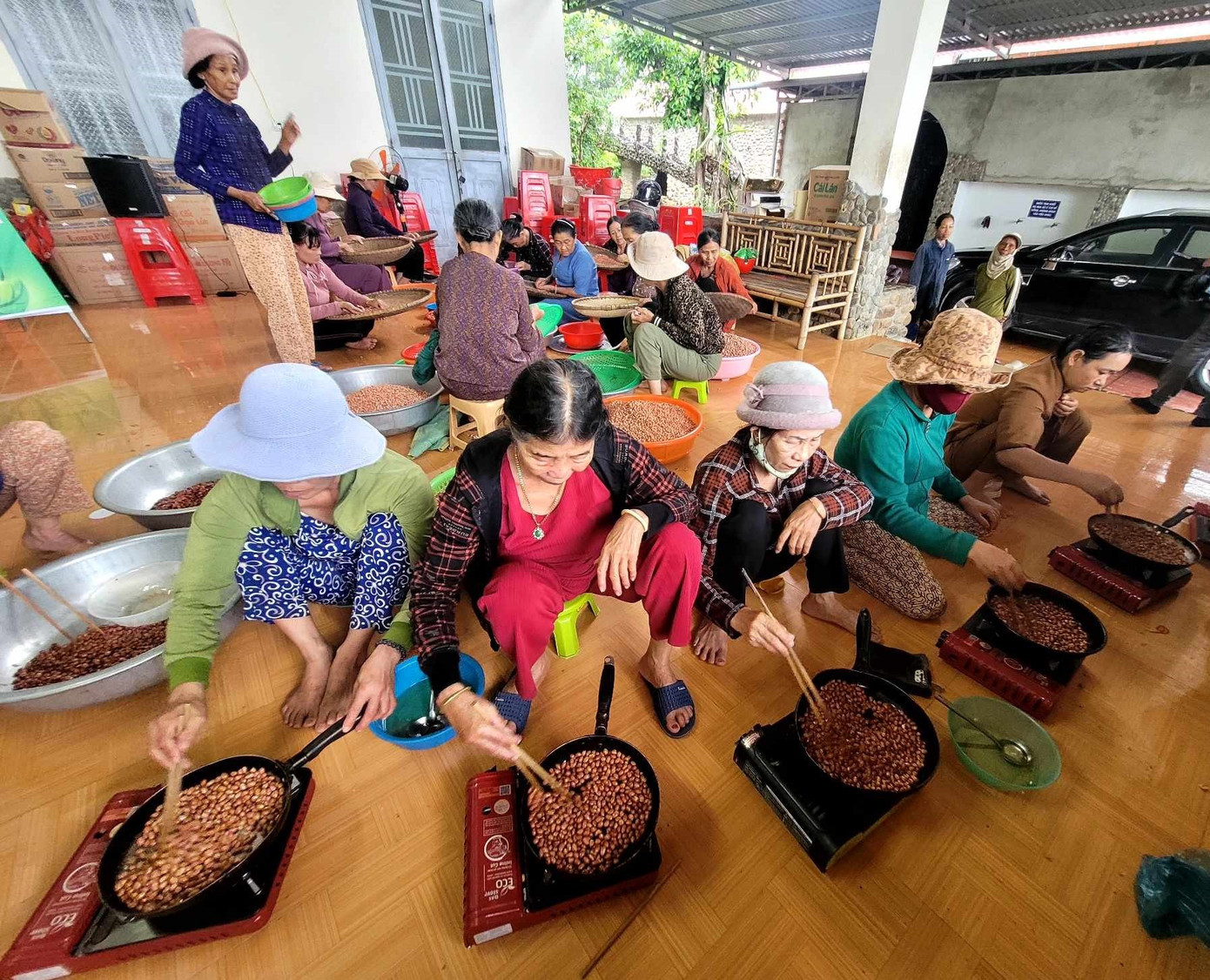 Các cô, các bác khẩn trương rang đậu, nêm nếm gia vị