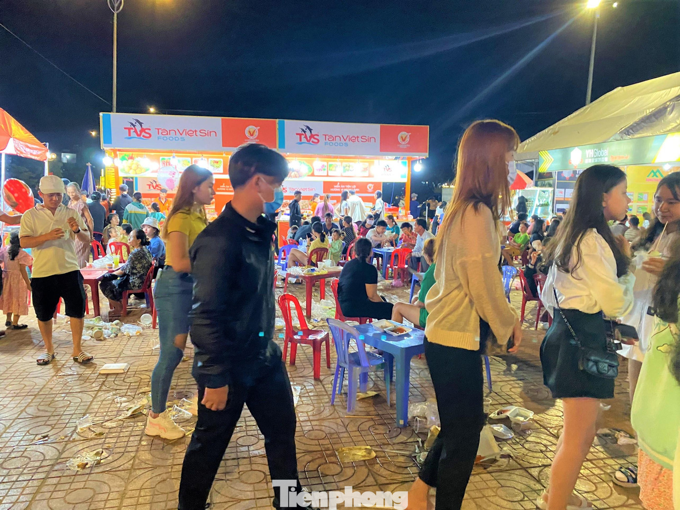 Dòng người lướt qua đống rác dưới chân Dòng người lướt qua đống rác dưới chân