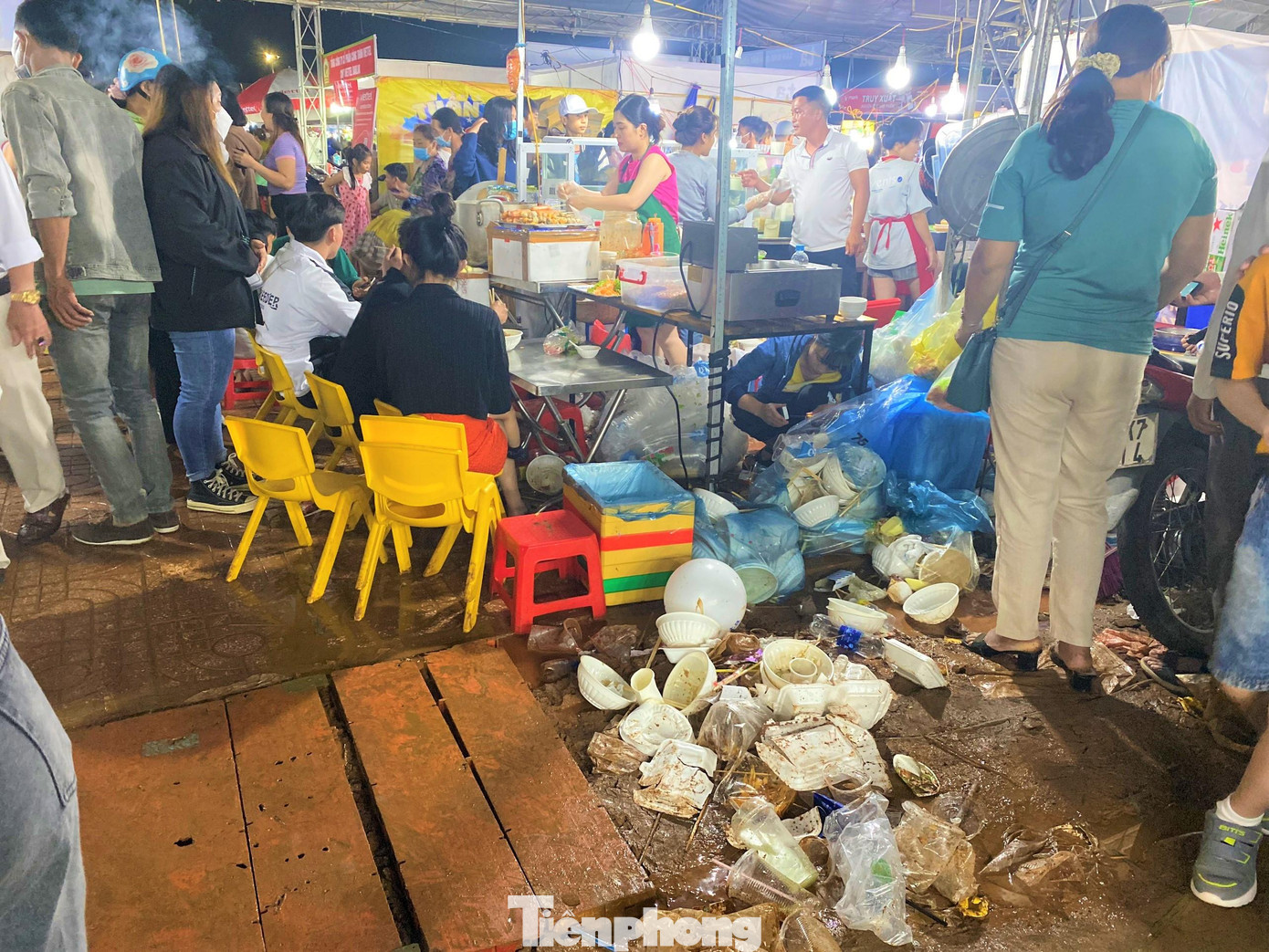 Một đống rác ngay tại khu ẩm thực Một đống rác ngay tại khu ẩm thực