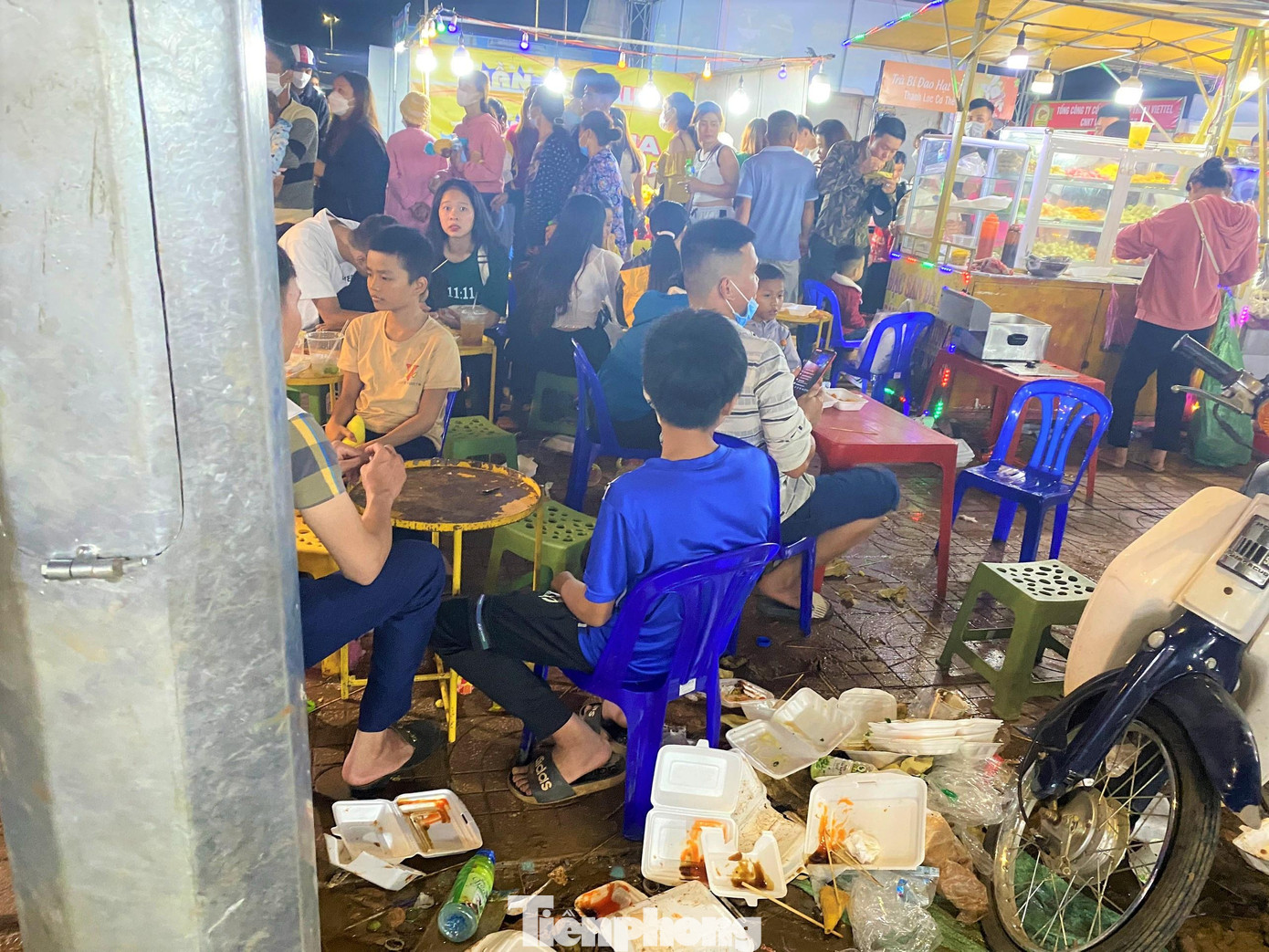 Rác vương vãi khắp nơi tạo nên cảnh tượng nhếch nhác Rác vương vãi khắp nơi tạo nên cảnh tượng nhếch nhác