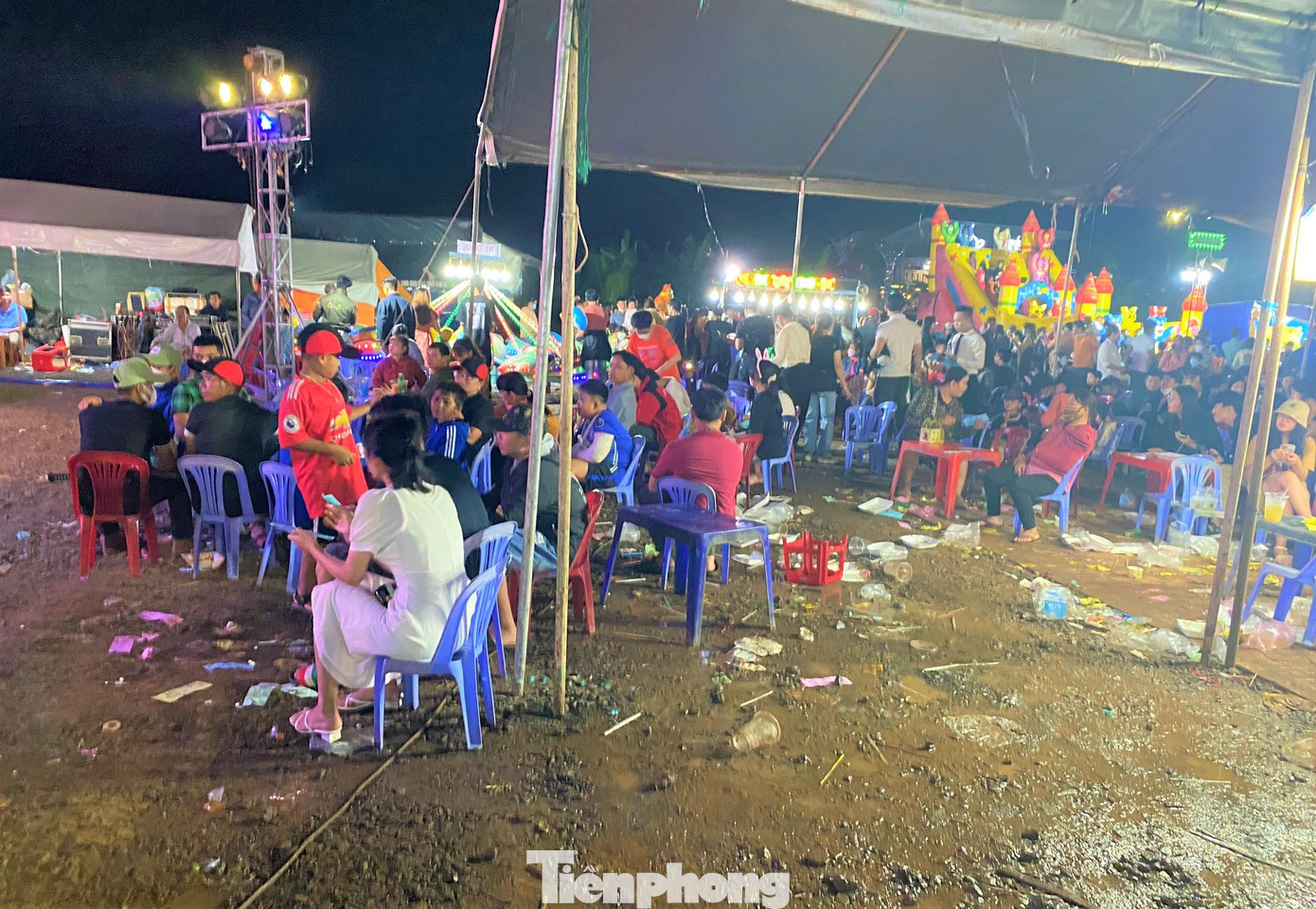 Rác thải vương vãi khắp nền Rác thải vương vãi khắp nền