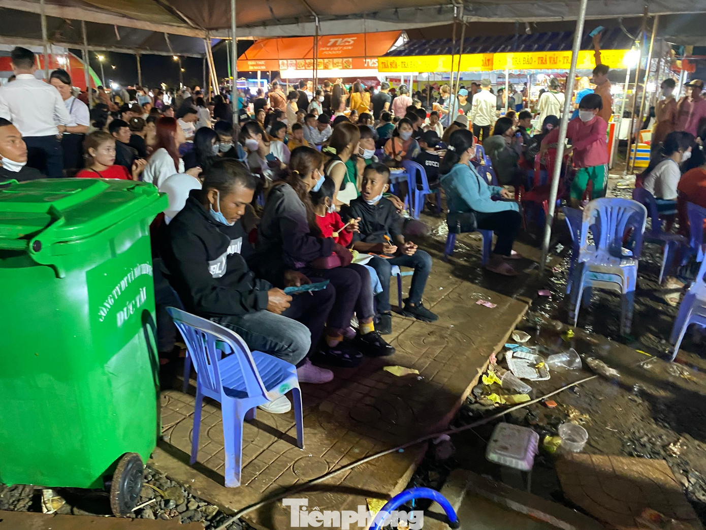 Rác thải khắp các gian hàng Rác thải khắp các gian hàng