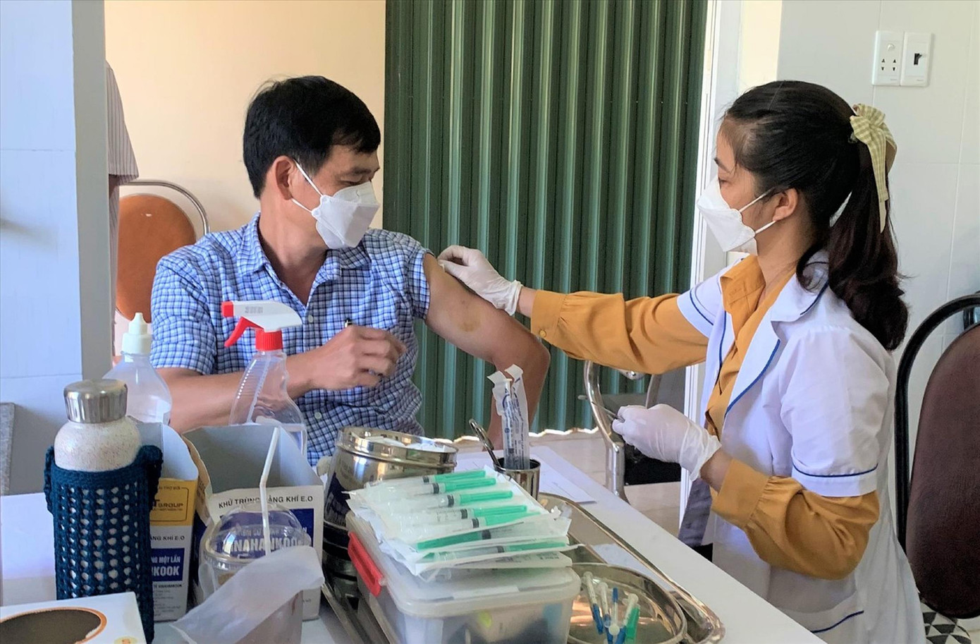 Phó giám đốc phụ trách Trung tâm kiểm soát bệnh tật Đắk Lắk tiêm vắc xin mũi 4. Ảnh CDC