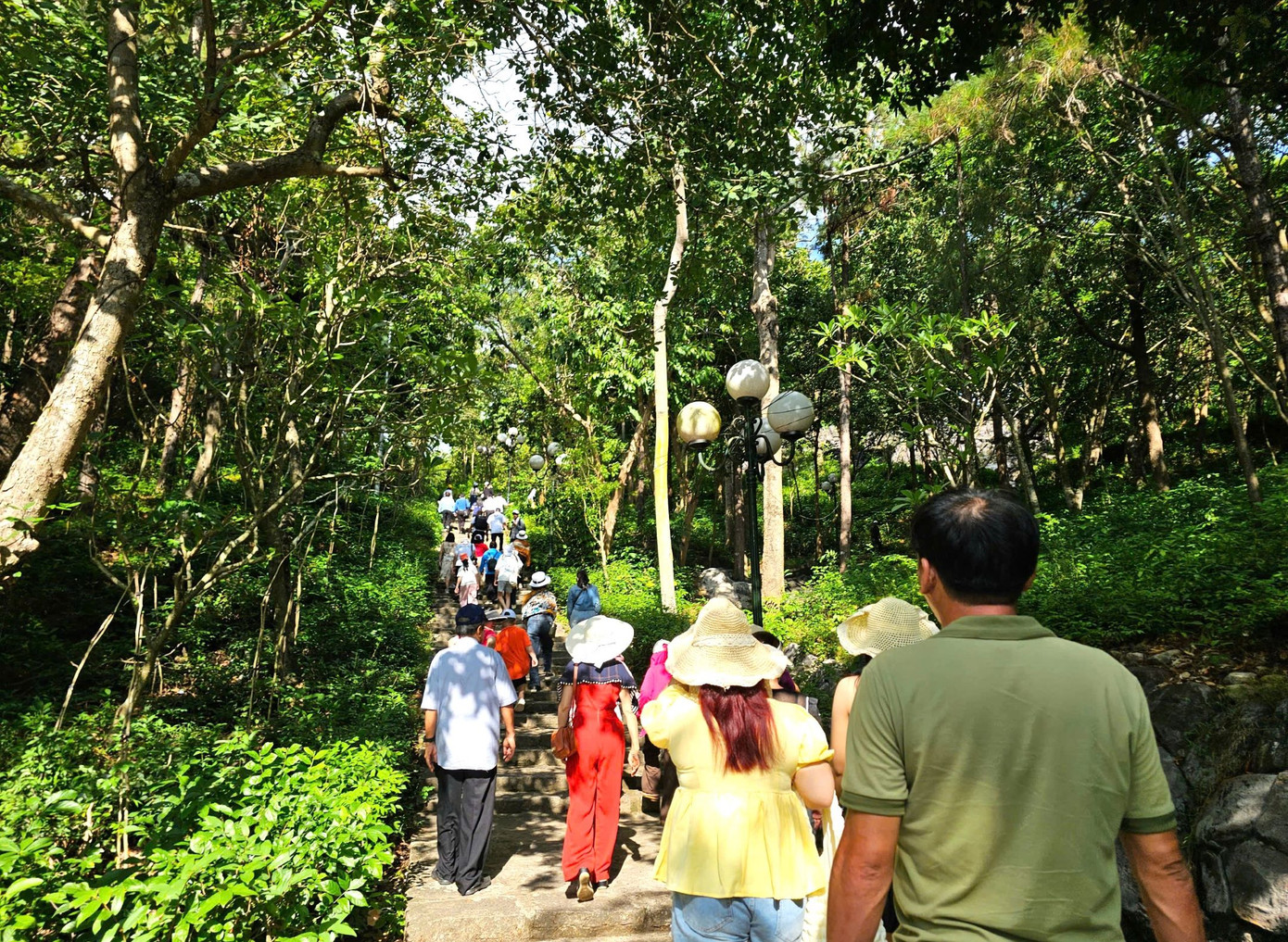 Dịp cuối tuần, khá đông du khách đến với tháp Nhạn. Dịp cuối tuần, khá đông du khách đến với tháp Nhạn.