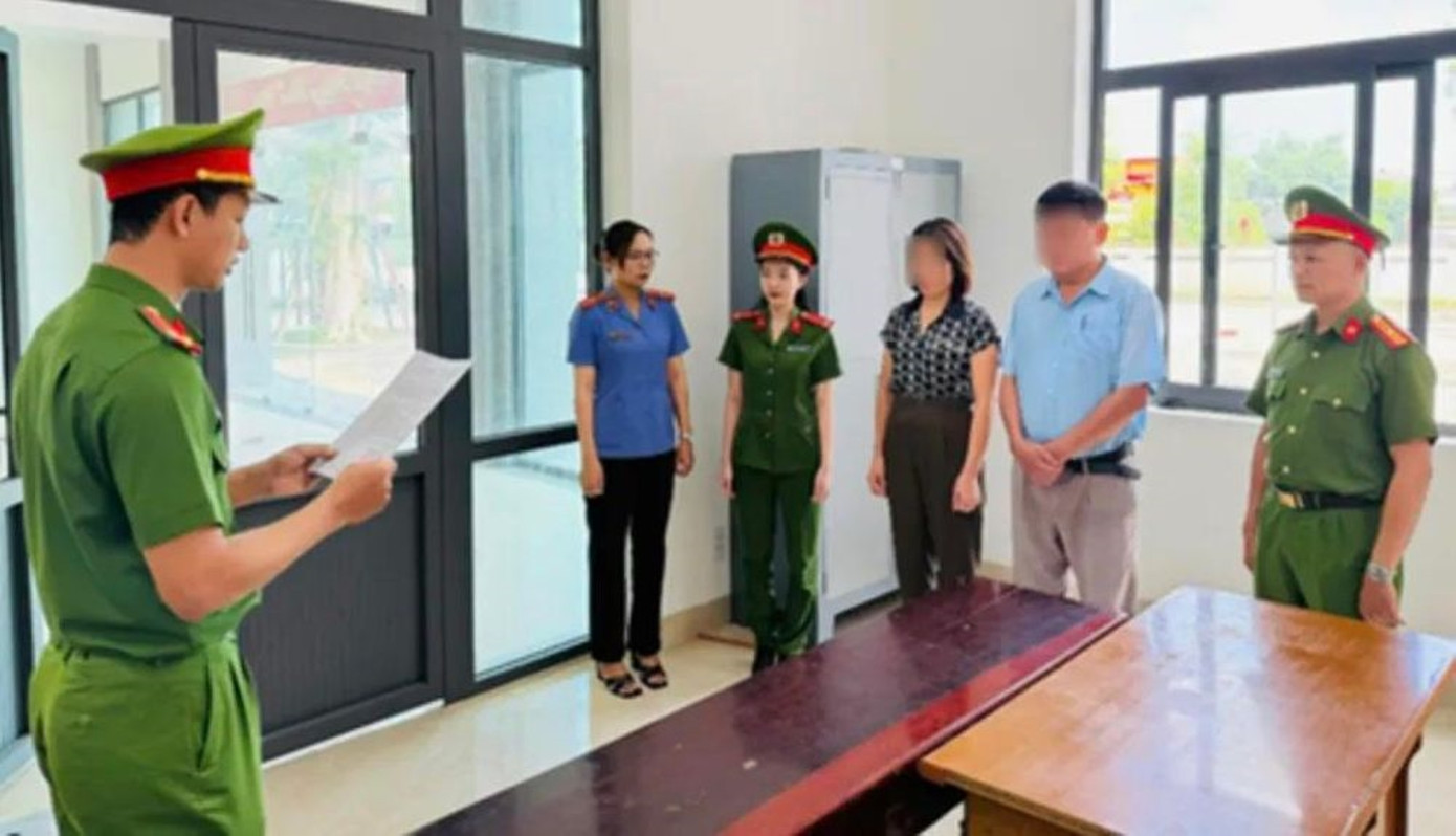 Cơ quan điều tra tống đạt các quyết định khởi tố nguyên chủ tịch và nguyên kế toán xã Cơ quan điều tra tống đạt các quyết định khởi tố nguyên chủ tịch và nguyên kế toán xã