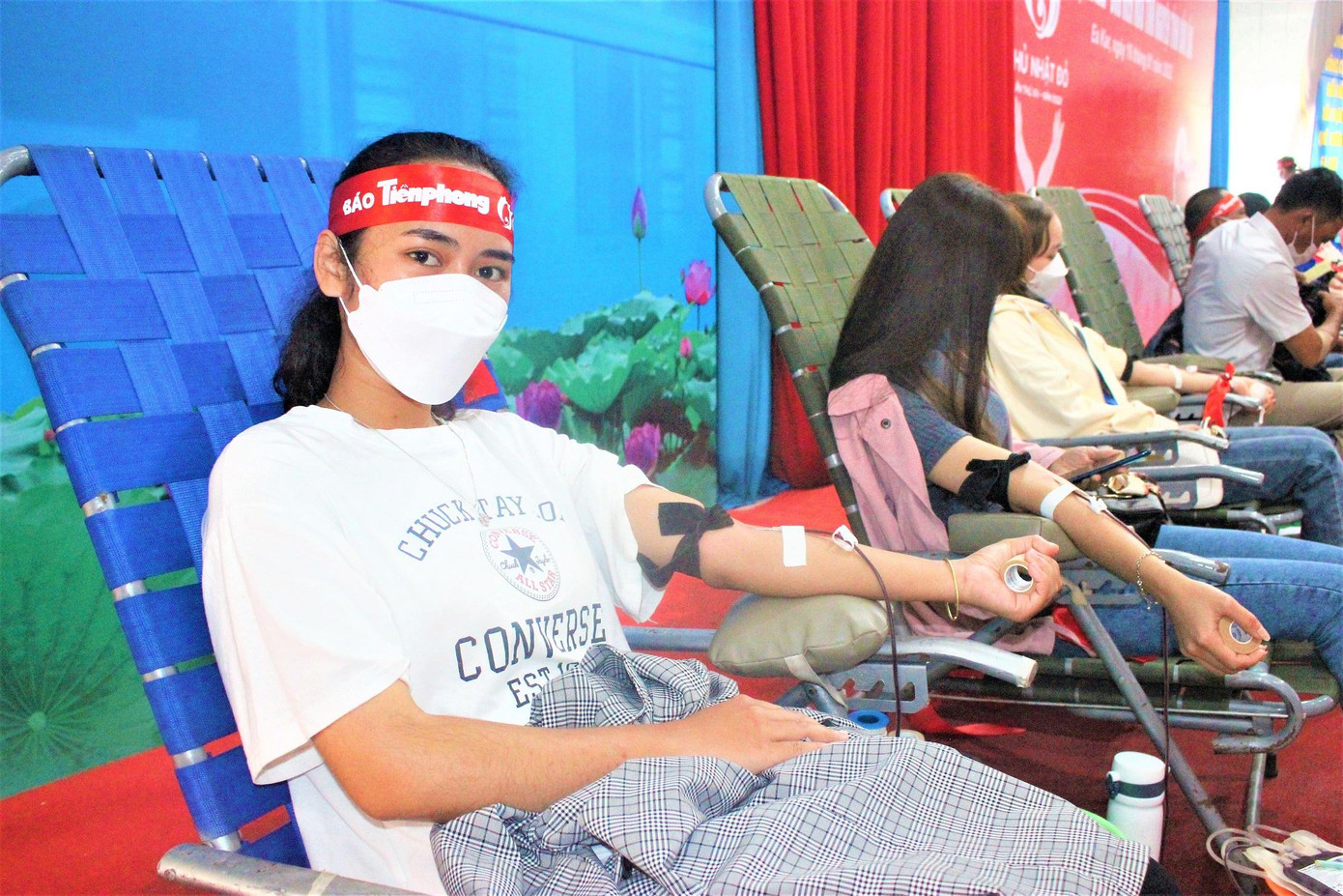 Nữ sinh H'Hanh Niê lùi lịch tiêm vắc xin phòng COVID-19 để đi hiến máu