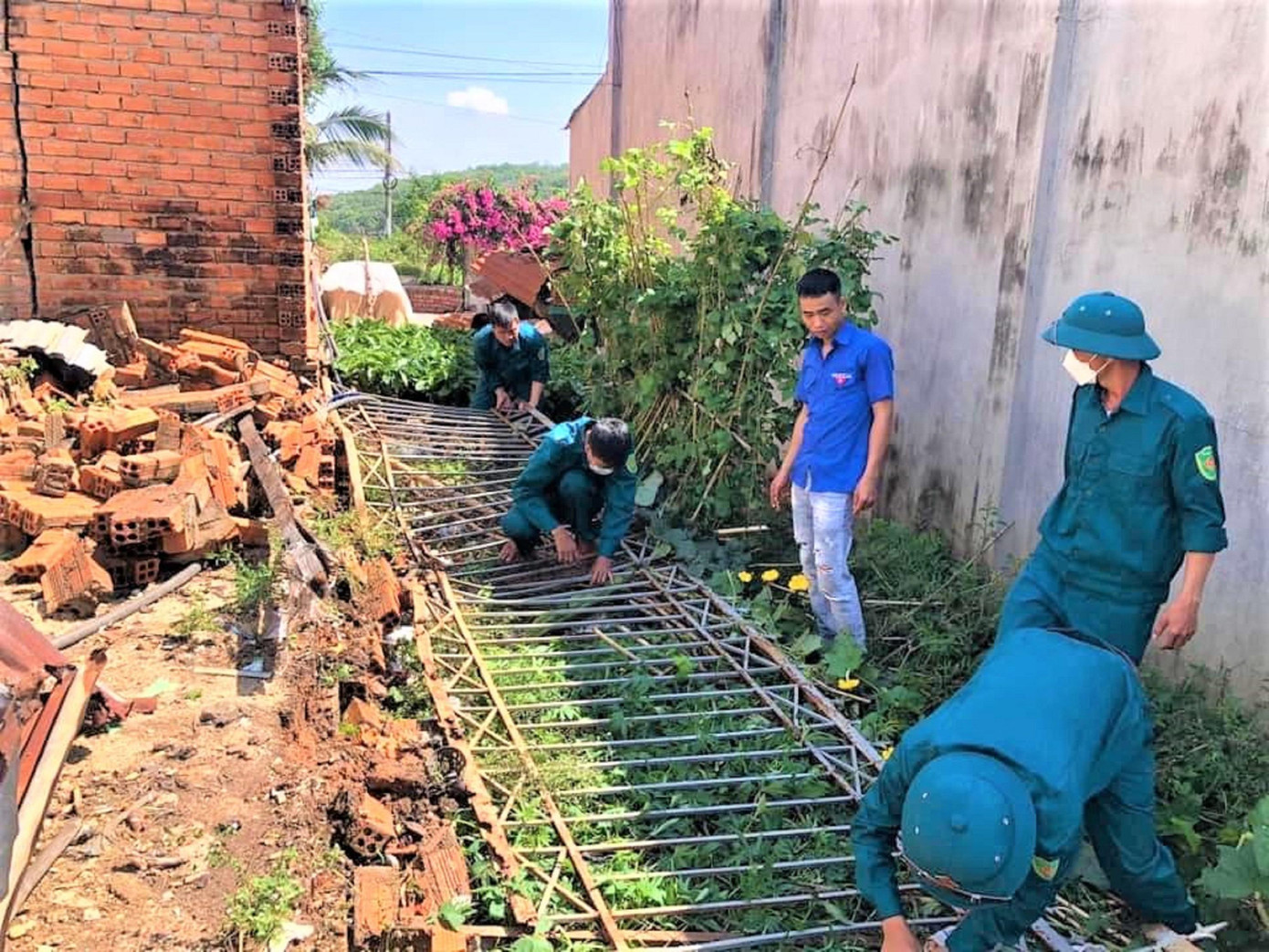 Các đoàn viên, thanh niên dọn dẹp, hỗ trợ lợp lại nhà cho người dân bị mưa lốc gây hư hỏng