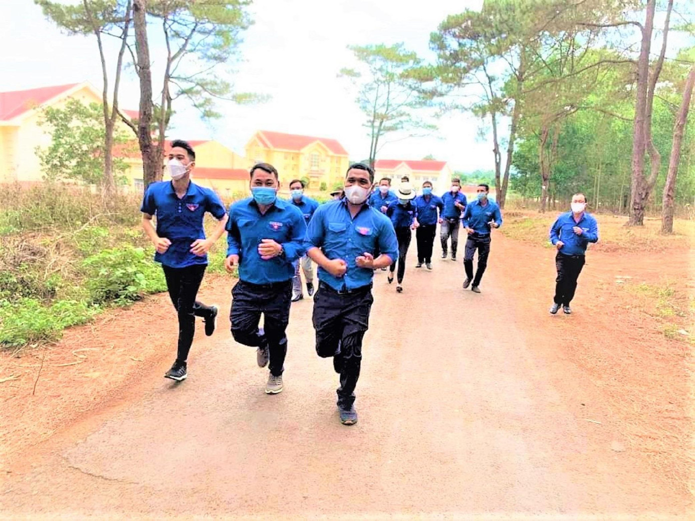 Cán bộ, đoàn viên thanh niên huyện Krông Búk (Đắk Lắk) tham gia chạy bộ