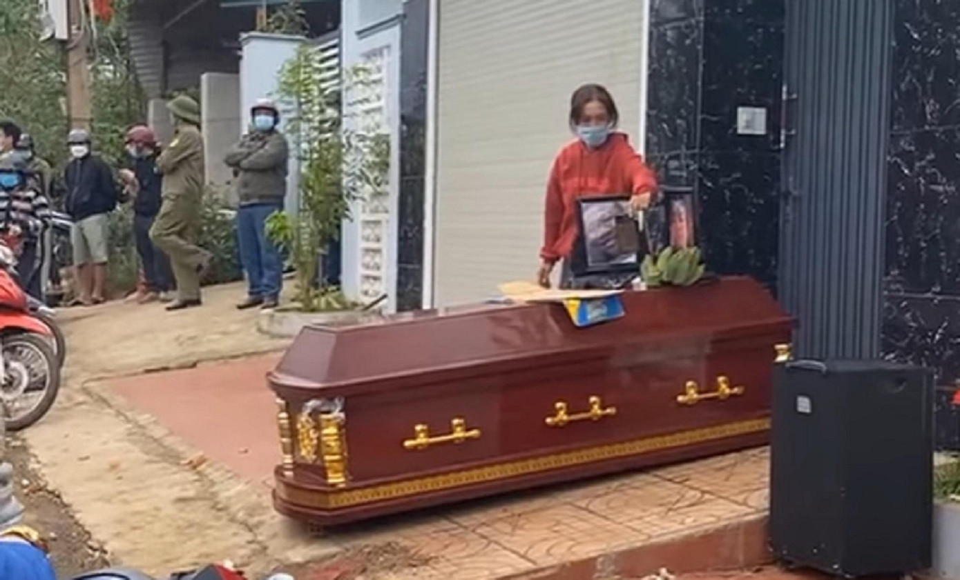 Nhóm người đòi nợ đặt quan tài trước nhà bà S.