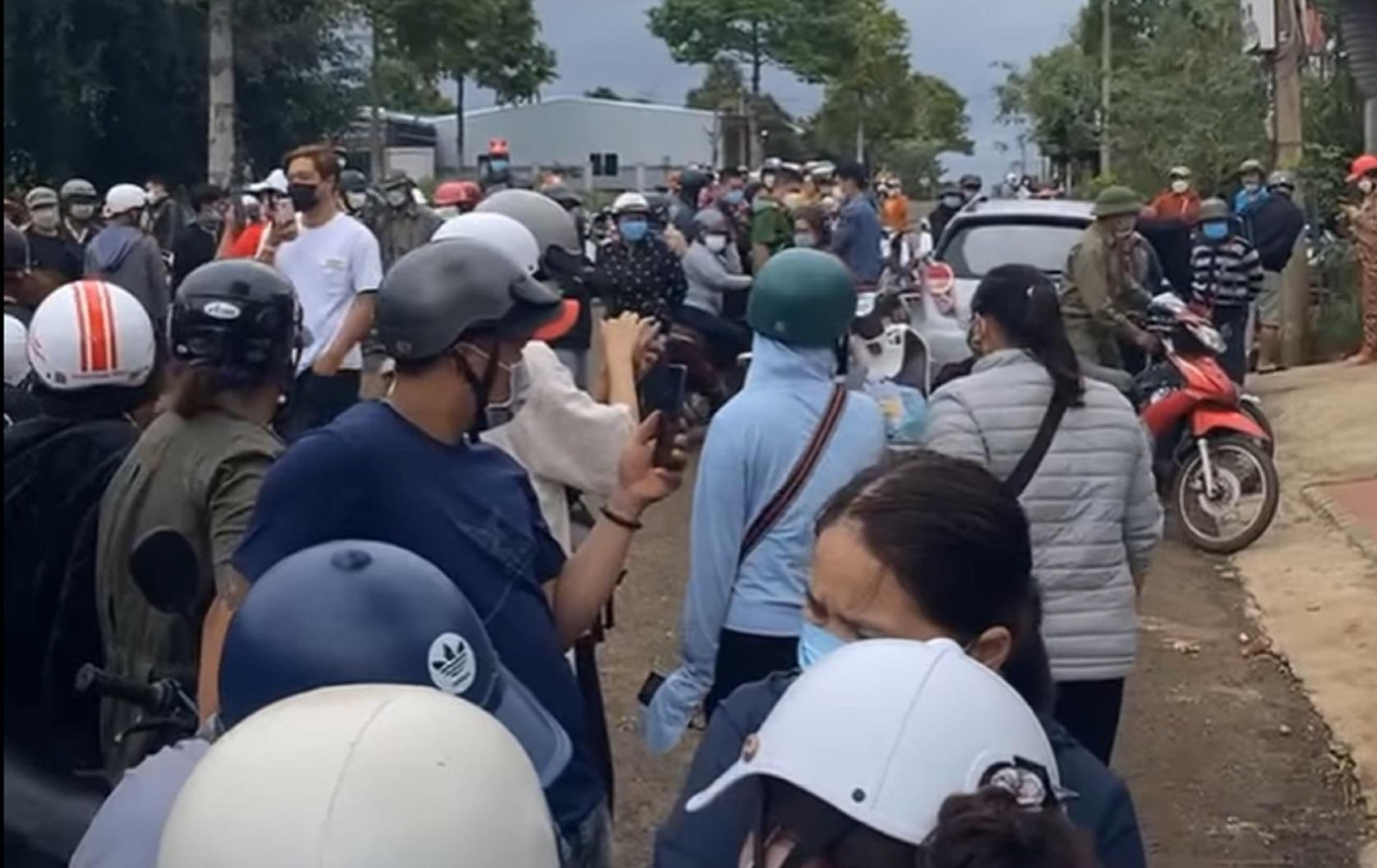 Nhiều người hiếu kỳ tập trung rất đông