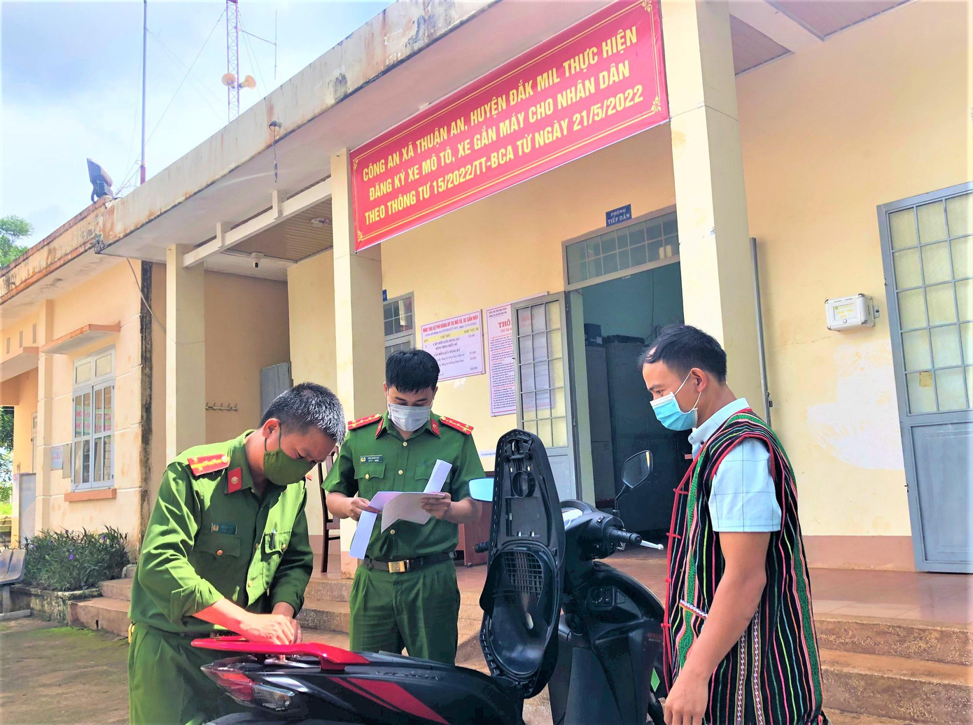 Lực lượng công an tiến hành các bước đăng ký, cấp biển số xe máy cho công dân