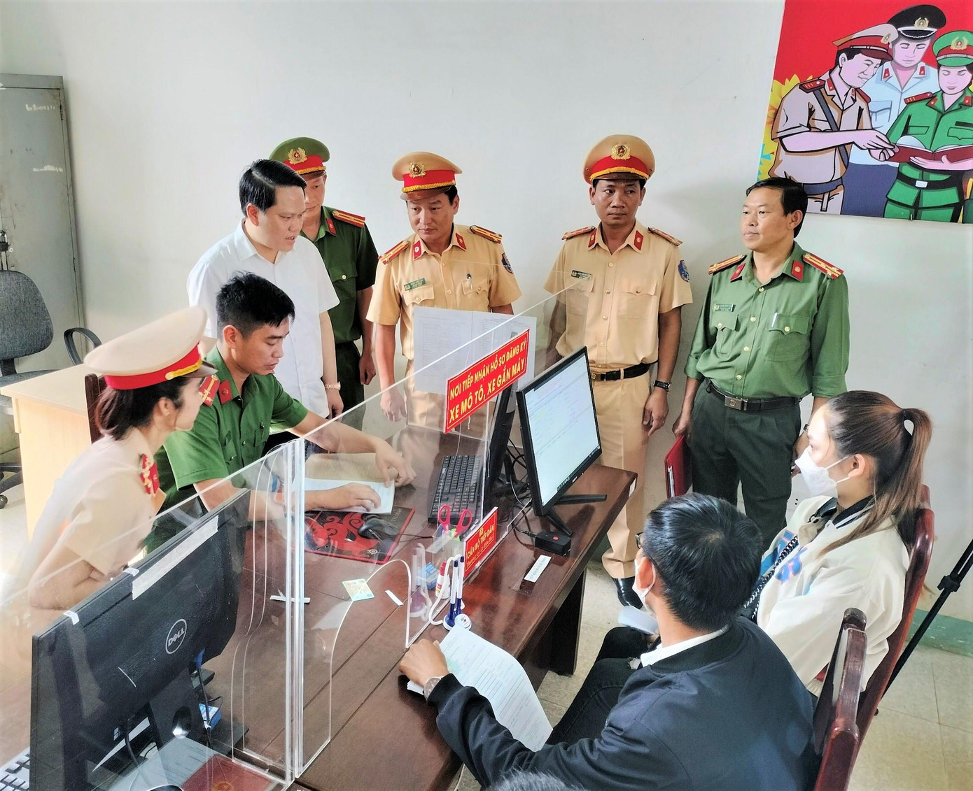 Đại tá Bùi Quang Thanh (áo trắng)- Giám đốc Công an tỉnh Đắk Nông đi kiểm tra cơ sở trong ngày đầu phân cấp làm thủ tục đăng ký xe