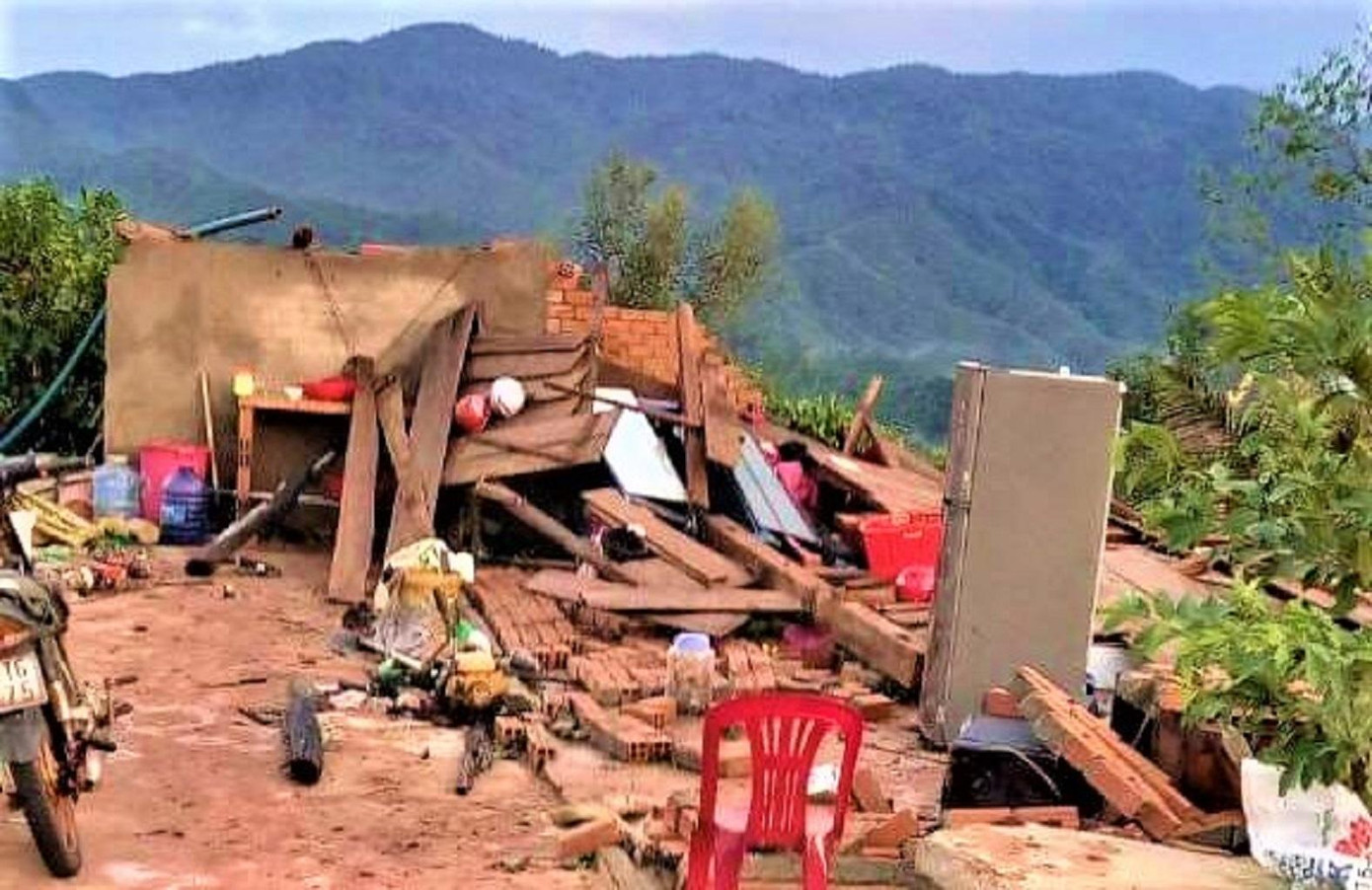 Một ngôi nhà bị sập đổ hoàn toàn