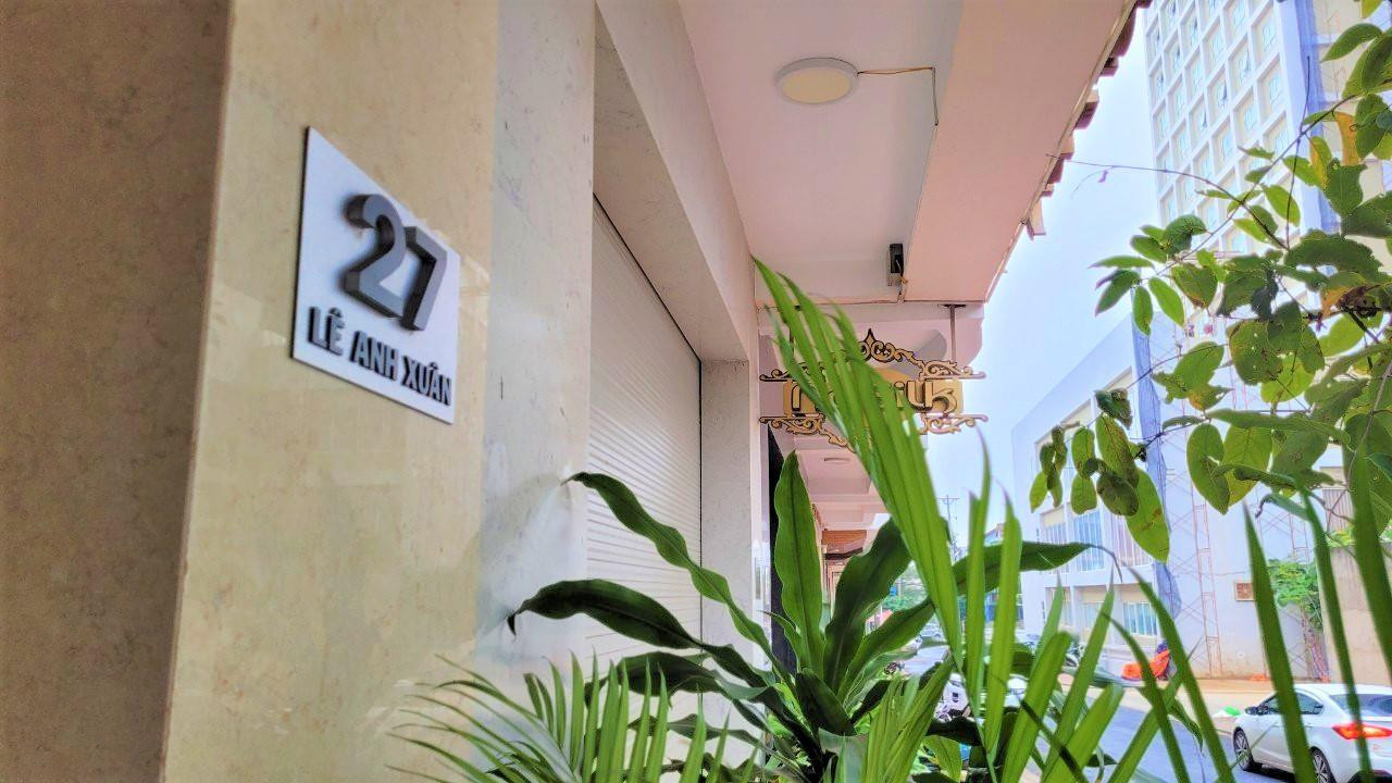 Số nhà gắn tên Lê Anh Xuân của dãy nhà thuộc dự án Trung tâm thương mại Phú Xuân Số nhà gắn tên Lê Anh Xuân của dãy nhà thuộc dự án Trung tâm thương mại Phú Xuân